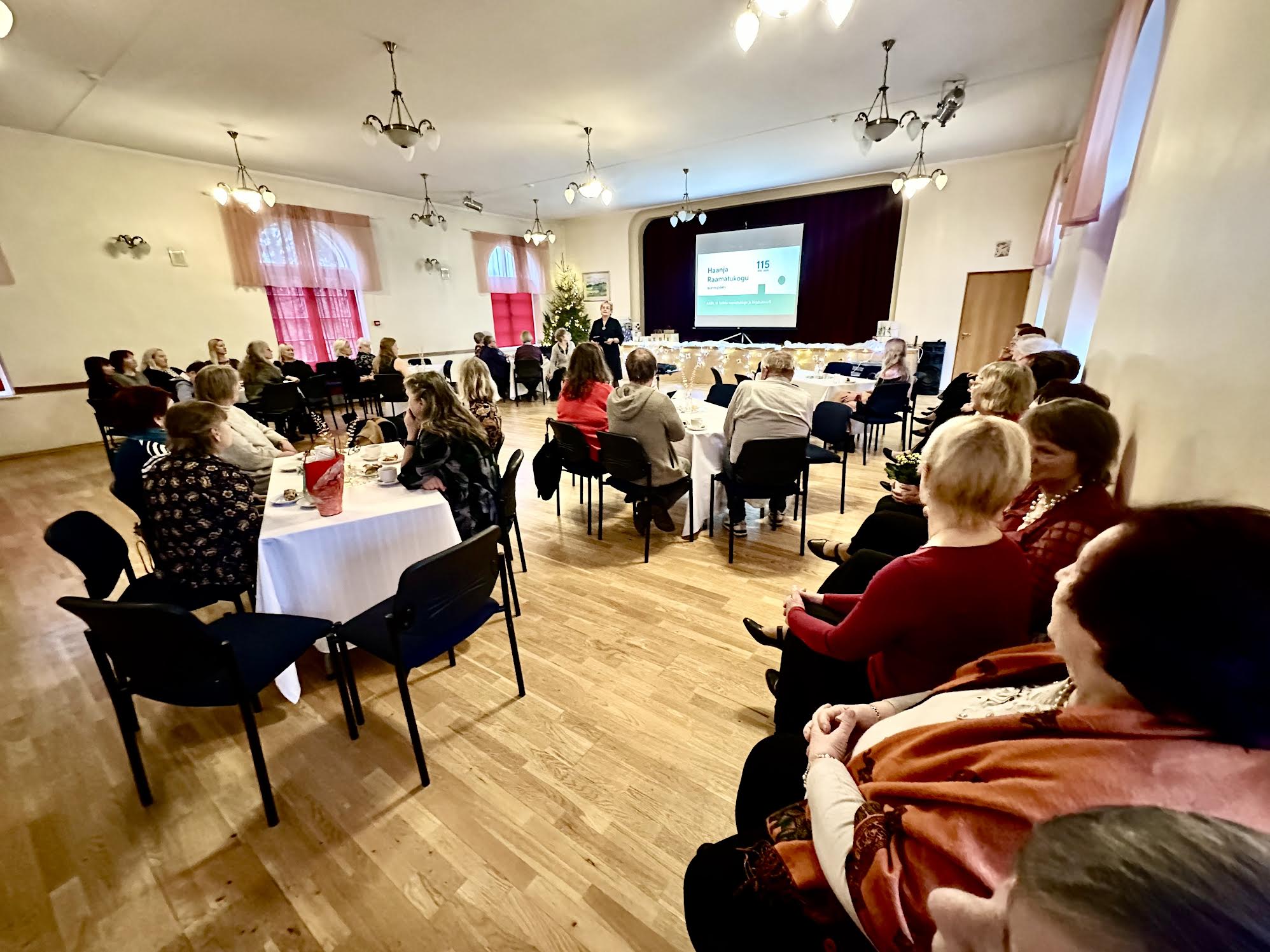 Haanja haruraamatukogu 115. sünnipäeva avakõne pidas Rõuge valla raamatukogude direktor Eve Grünberg. FOTO: Kalev Annom