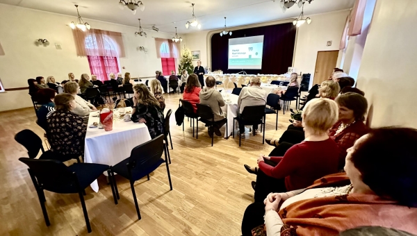 Haanja haruraamatukogu 115. sünnipäeva avakõne pidas Rõuge valla raamatukogude direktor Eve Grünberg. FOTO: Kalev Annom
