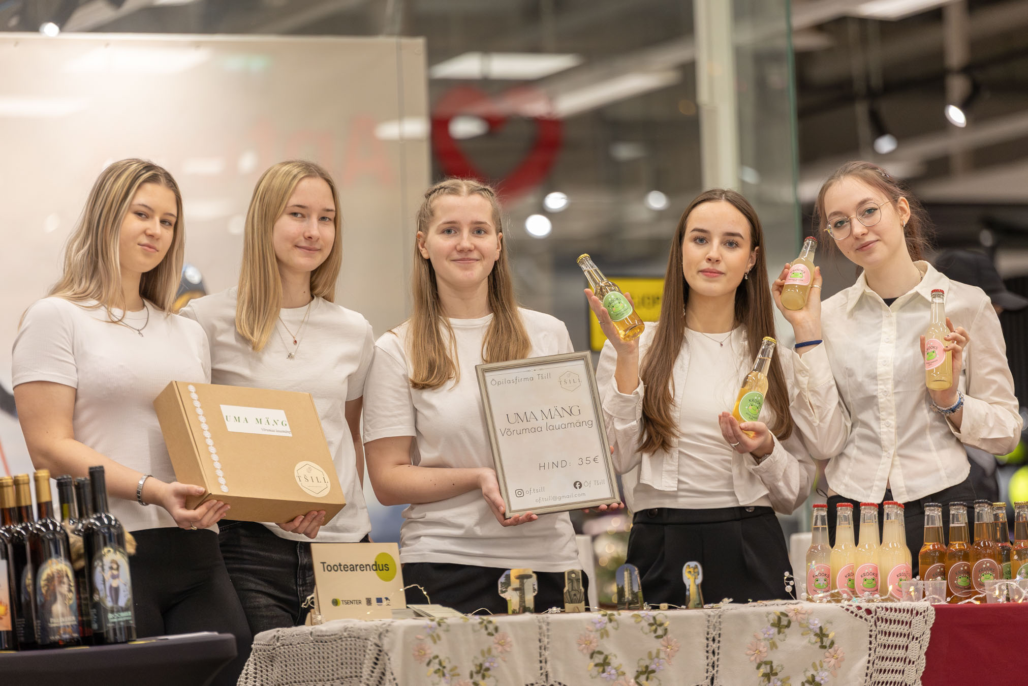  Võru gümnaasiumi õpilasfirmad Krooks Limonaad ja    lauamängu „Uma mäng” pakkuv Tšill tulid jõululaadale oma müügitööoskust proovile panema. Tüdrukute sõnul on kindlasti tavalisel laadal keerulisem müüa kui õpilasfirmadele orienteeritud laadal. Sellegipoolest oli esimeste tundide jooksul kaubaks läinud mitukümmend pudelit limpsi. „Kui meil tooted juba niikuinii olemas olid, siis mõtlesime, et miks mitte tulla müüma. Nägime reklaami ja registreerusime,” räägivad õpilasfirmade esindajad. Fotol vasakult: Kristel Jatsko, Gerda-Lotta Toming, Karolin Pütsepp, Kadi Goos, Karolin Saare. FOTOD: Aigar Nagel