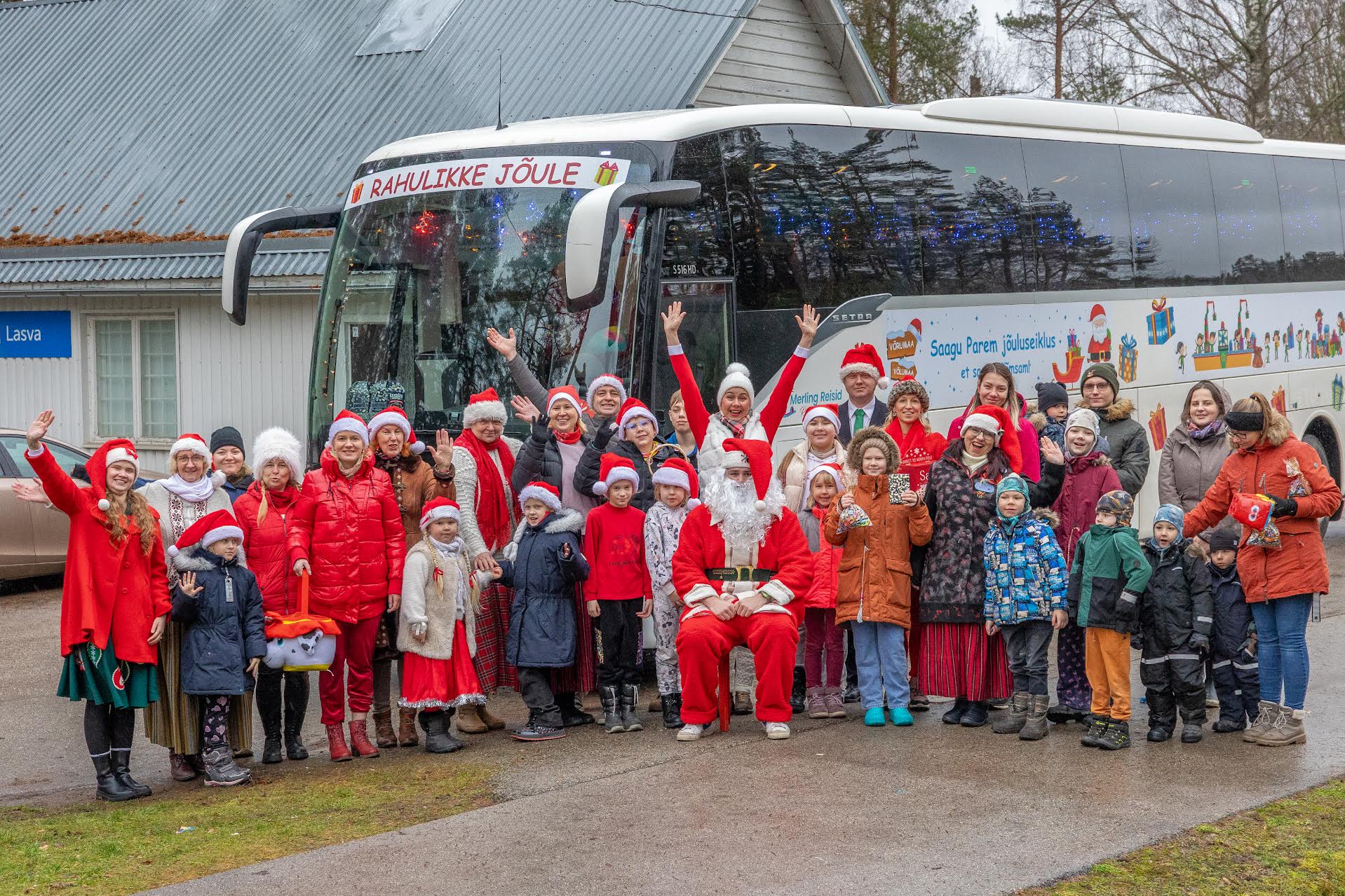 Jõulubussi seltskond Lasva Coopi kaupluse ees. Sel korral olid bussisõidust osa võtma oodatud ka huvilised, kes soovisid erinevaid Võrumaa paiku avastada. Saagu Parema eestvedaja Piret Haljend tundis head meelt, et tänavu saadi esimest korda ka omavalitsustelt toetust jõulubussi kaunistamiseks. Jõuluvana ja tema meeskonda sõidutas sihtkohta taas Merling Reiside buss. Foto: AIGAR NAGEL