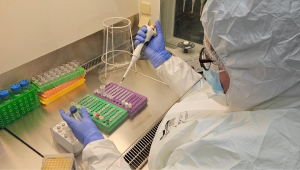 Laborispetsialist ja üks artikli autoritest (Helja Kabral) Tartu Ülikooli genoomika instituudi vana DNA laboris, kus eraldatakse sajanditevanustest luustikest imeväikseid DNA‑koguseid.