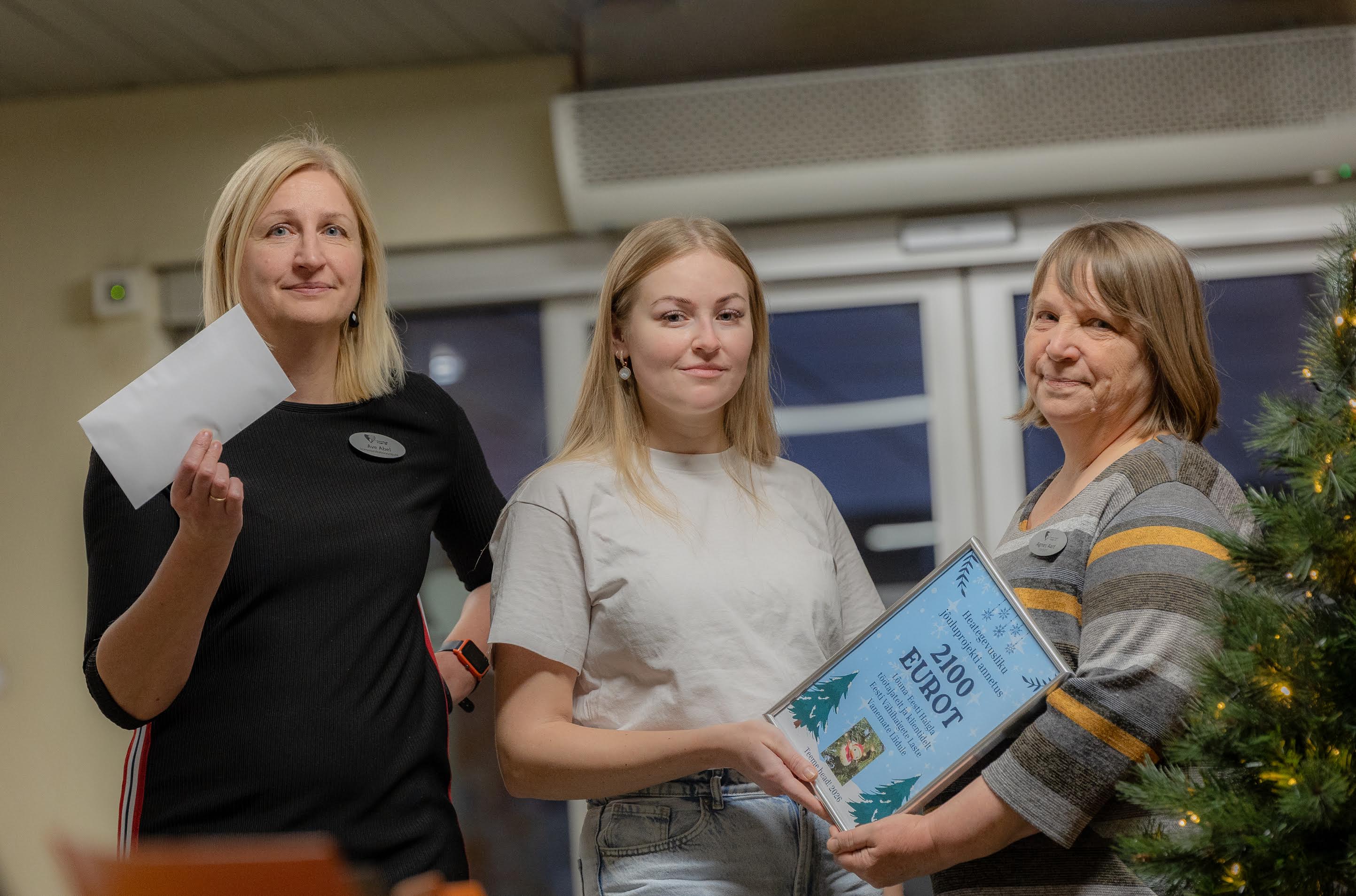 6. jaanuari õhtul anti üle kogutud rahasumma, mis läheb Eesti Vähihaigete Laste Vanemate Liidu toetuseks. Kokku koguti 2100 eurot pardipuu partidest ning lisaks Linda rahvamaja jõululaadalt 270 eurot, mis on juba liidule üle kantud. Fotol paremalt Lõuna-Eesti haigla ravijuht Agnes Aart, pardipuu heategevuskampaania idee autor ja eestvedaja Kris-Marii Jaanson ja haigla kommunikatsioonijuht Ave Abel. Foto: AIGAR NAGEL