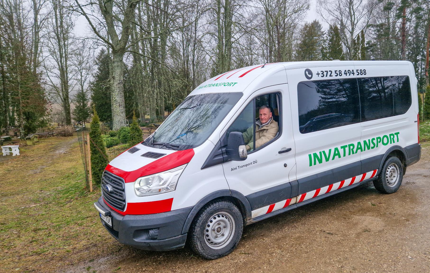 Pühad on invatranspordile üks kiiremaid aegu. Fotol Valter Kalev Luhamaa kalmistul 25. detsembril inva- ja haigete transporti pakkumas. Foto: AIGAR NAGEL