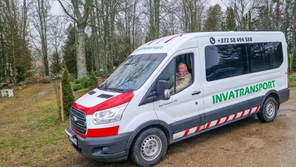 Pühad on invatranspordile üks kiiremaid aegu. Fotol Valter Kalev Luhamaa kalmistul 25. detsembril inva- ja haigete transporti pakkumas. Foto: AIGAR NAGEL