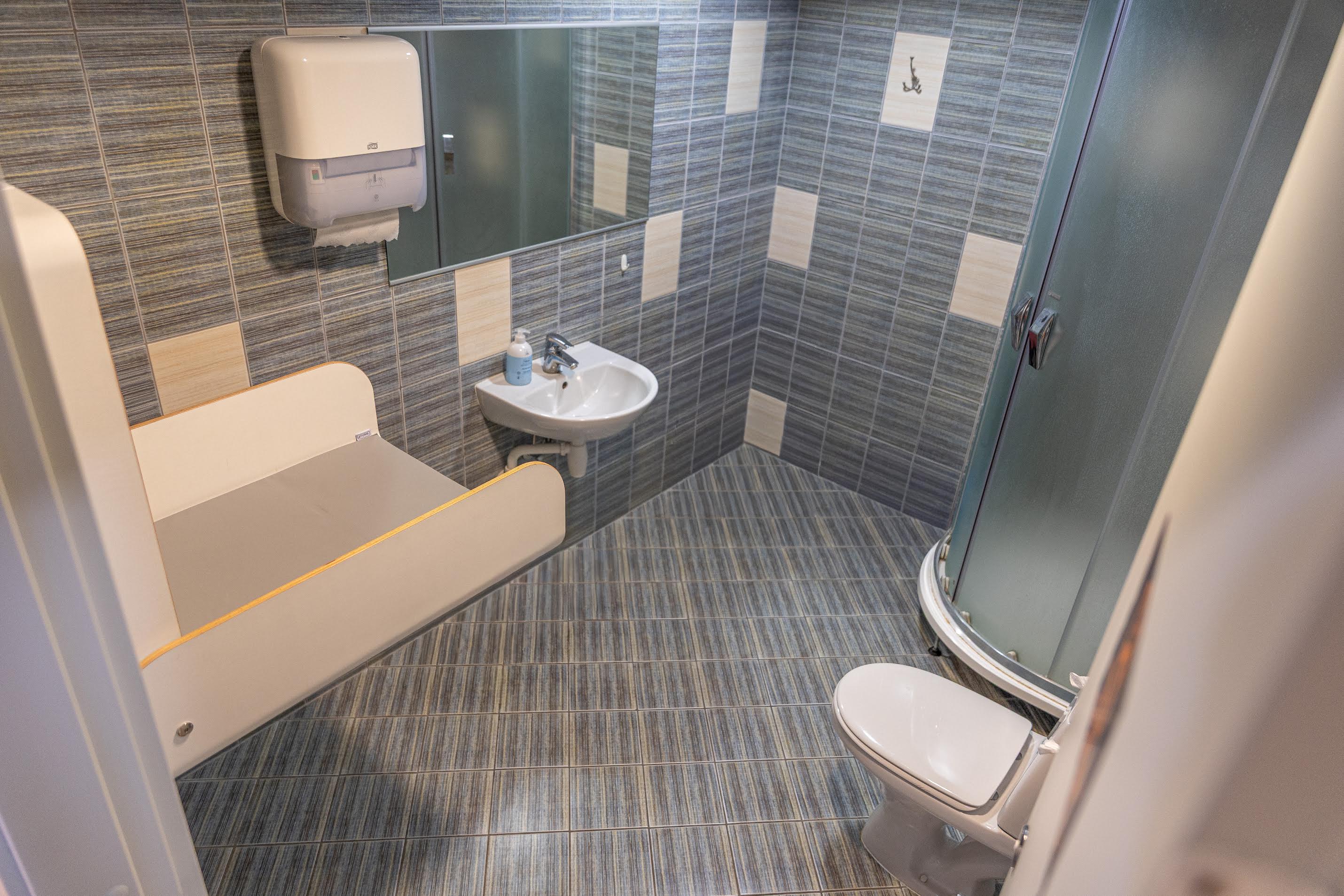 Võru Kagukeskuse kolmandal korrusel on lukustatud ema ja lapse tuba. Vajaduse korral saab võtme küsida turvatöötajalt või infoletist. Foto: AIGAR NAGEL