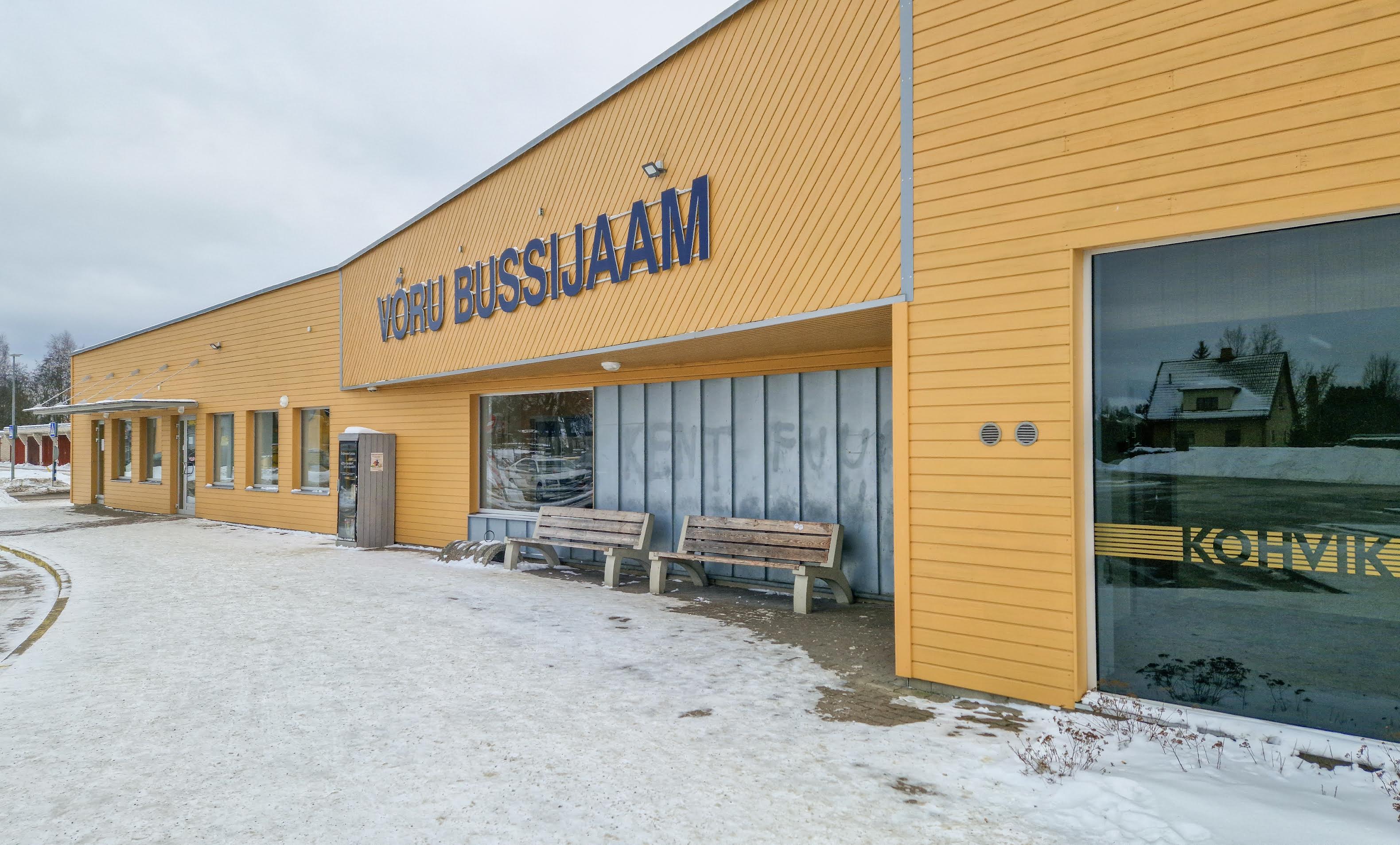 Võru bussijaamast saab endiselt soetada piletit ja küsida infot reisiplaanide koostamise ning ümberistumiste kohta. Piletiostjaid jaamast on aga vaid käputäis. Teenusepakkujal on suund võetud tulevikku, mil loodetakse bussijaama teisigi teenuseid koondada. Foto: AIGAR NAGEL