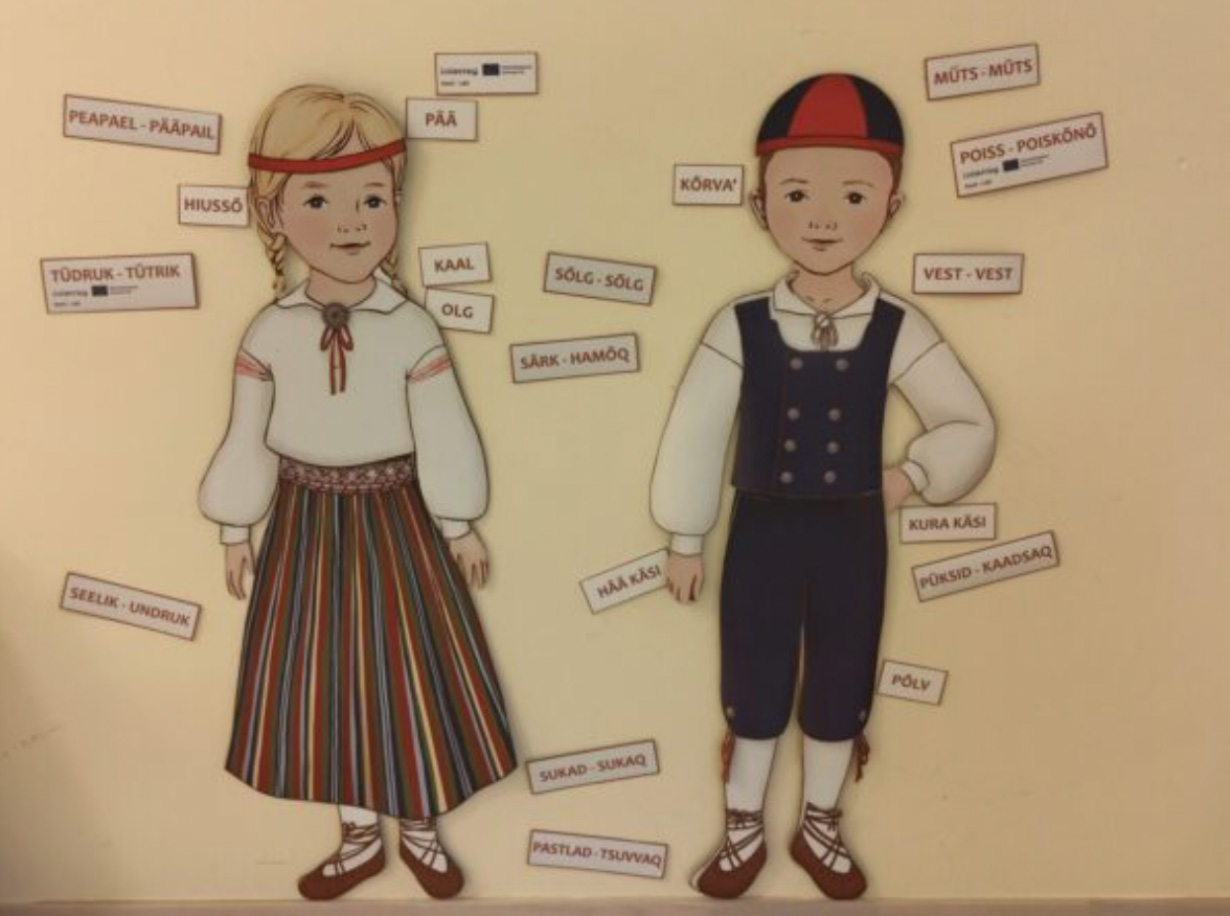 Lasva lasteaia magnetist seinanukule saab selga panna rahvariideid ning õppida kehaosade, värvide, mustrite ja rõivaste nimetusi võru keeles. Foto: STEN MAHOV