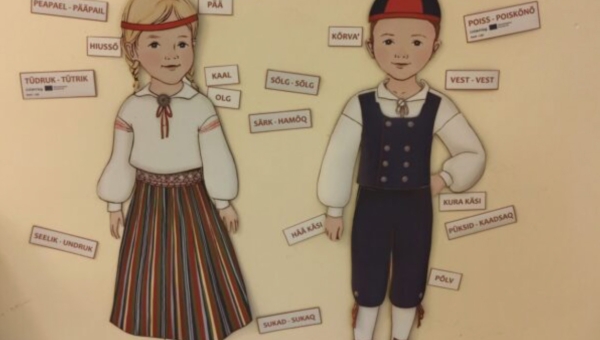 Lasva lasteaia magnetist seinanukule saab selga panna rahvariideid ning õppida kehaosade, värvide, mustrite ja rõivaste nimetusi võru keeles. Foto: STEN MAHOV