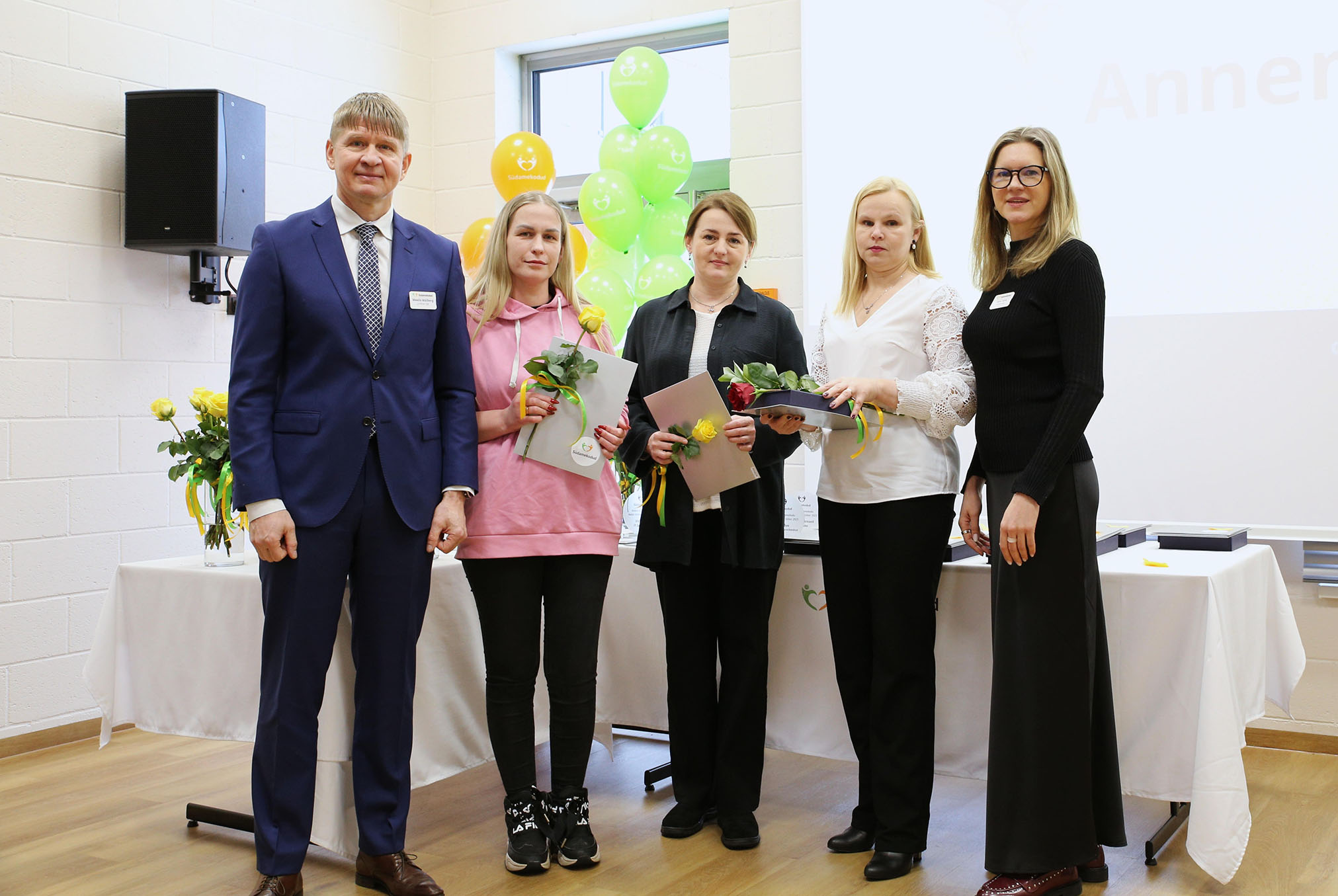 Värska Südamekodu südamekesed koos ASi Südamekodud juhatuse liikmete Meelis Mälbergi (vasakul) ja Keiu Talvega (paremal) 22. jaanuaril toimunud tunnustussündmusel. Foto: AS SÜDAMEKODUD