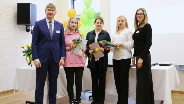 Värska Südamekodu südamekesed koos ASi Südamekodud juhatuse liikmete Meelis Mälbergi (vasakul) ja Keiu Talvega (paremal) 22. jaanuaril toimunud tunnustussündmusel. Foto: AS SÜDAMEKODUD