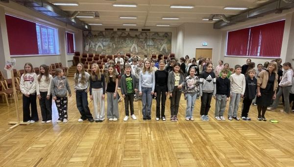 Poole põhikooli lõpetamise puhul astusid viiendate klasside õpilased üle ekvaatorijooone. Fotod: VÕRU KREUTZWALDI KOOL