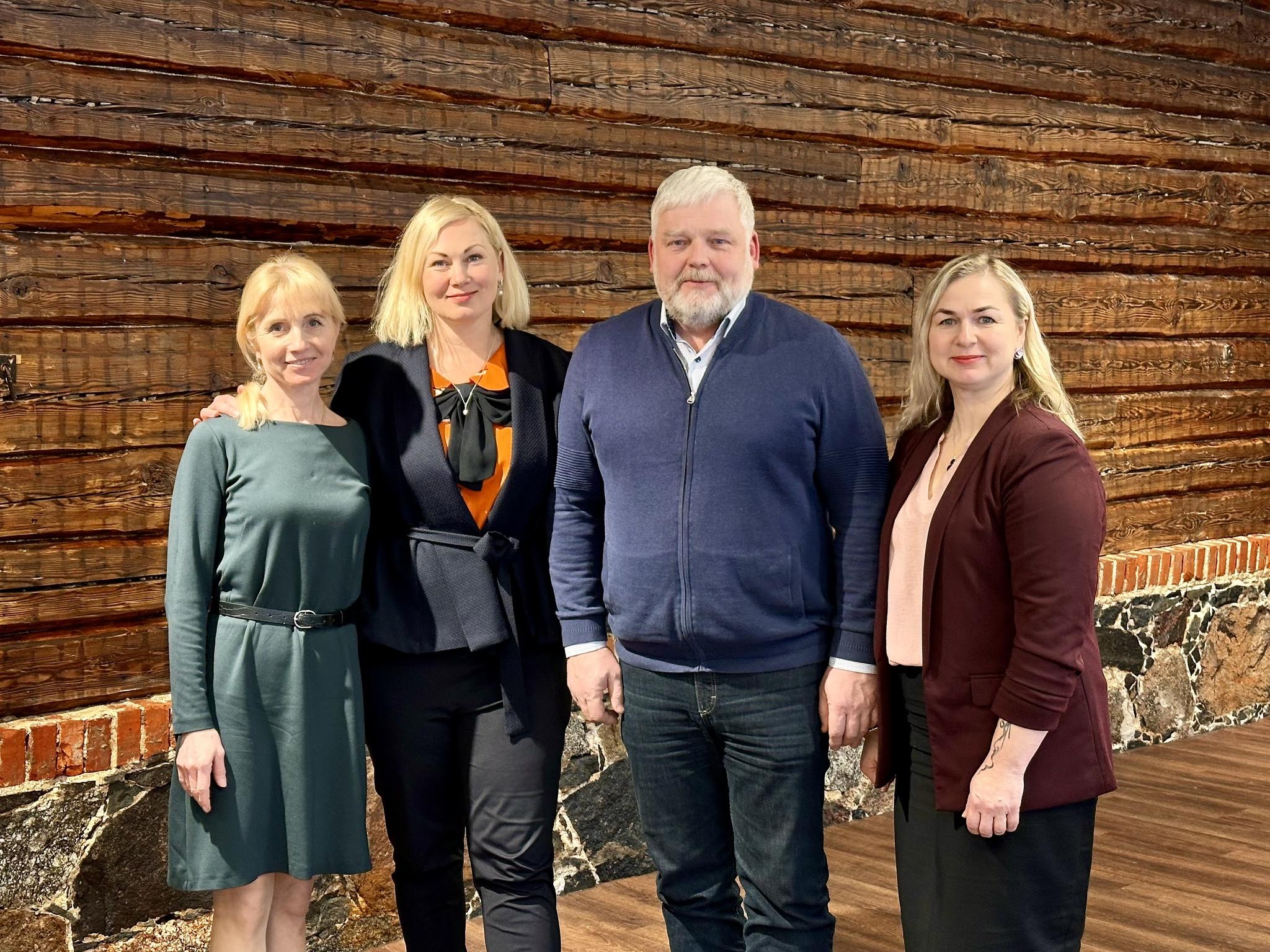 Finantsosakonna juhataja Jana Skippar (vasakult), vallavanem Britt Vahter, abivallavanemad Uno Kangro ning Maivi Liiskmann. Foto: RÕUGE VALLAVALITSUS