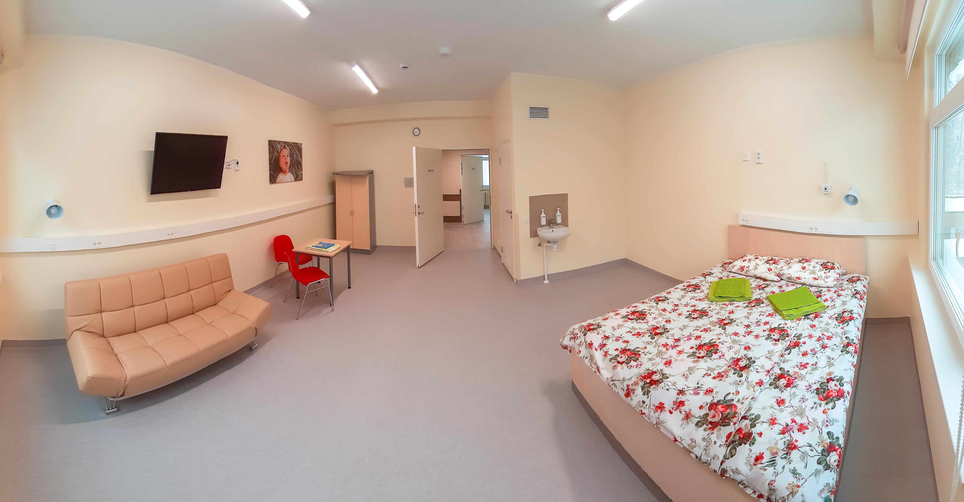 2020. aasta esimeses pooles avati Lõuna-Eesti haigla täielikult renoveeritud sünnitus- ja günekoloogia osakond. Muu hulgas sai osakond palju avaramad perepalatid. Vahetult enne koroonapandeemia puhkemist avatud uuenenud ruumid tõid piirangutega ajal siia kanti sünnitajaid üle Eesti. Foto: AIGAR NAGEL