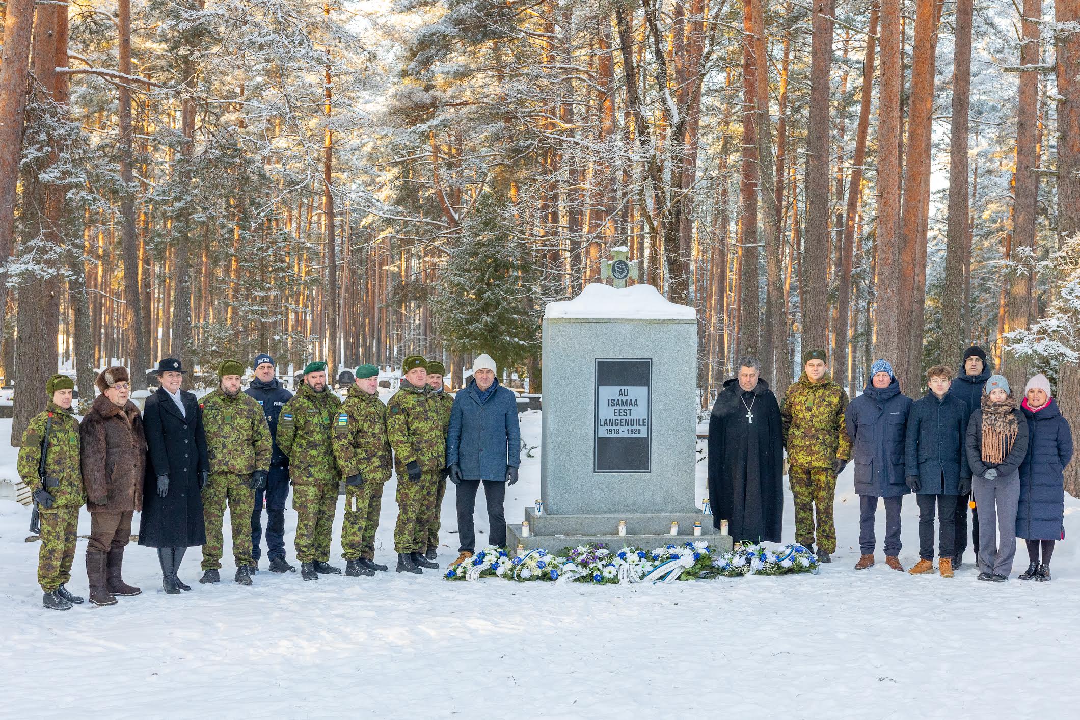 Võru linnakalmistule koguneti 2. veebruari hommikul kell 10, et meenutada Tartu rahulepingu sõlmimist. Tartu rahuleping sõlmiti 2. veebruaril 1920 Eesti ja Nõukogude Venemaa vahel ning sellega lõppes Vabadussõda. Lepinguga tunnustas Venemaa tingimusteta Eesti iseseisvust, määrati Eesti idapiir ning sellele järgnesid peagi ka teiste riikide tunnustused. FOTOD: Aigar Nagel