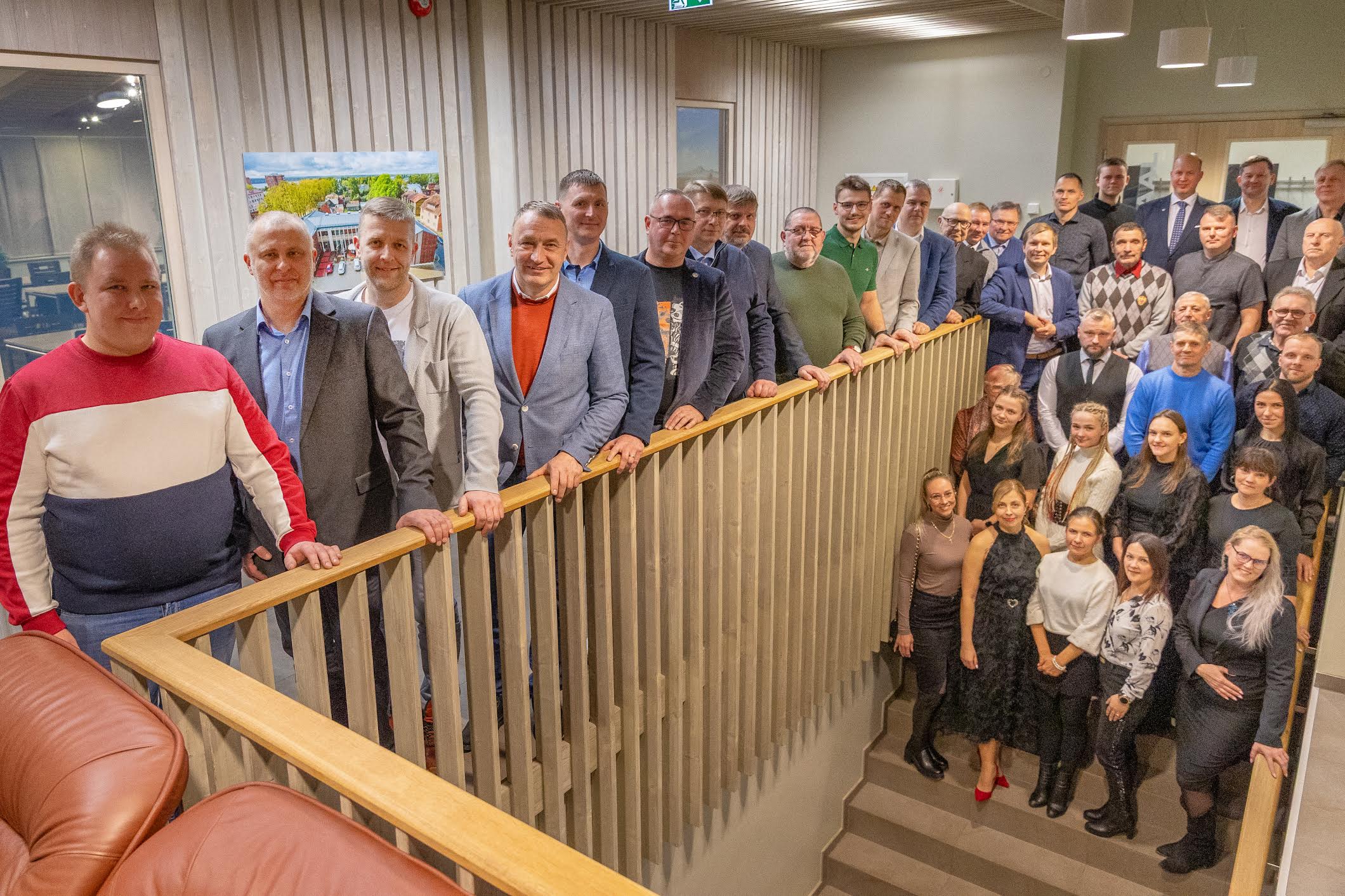 Aastaid tagasi traditsiooniks saanud abipolitseinike tänuüritus peeti esimest korda Võru linna ja valla koostööna. Varem on abipolitseinikud pidulauda kutsunud Võru linn üksi. Asjaosalised koondusid reede õhtul pärast ürituse ametlikku osa ühisfotole. Foto: AIGAR NAGEL