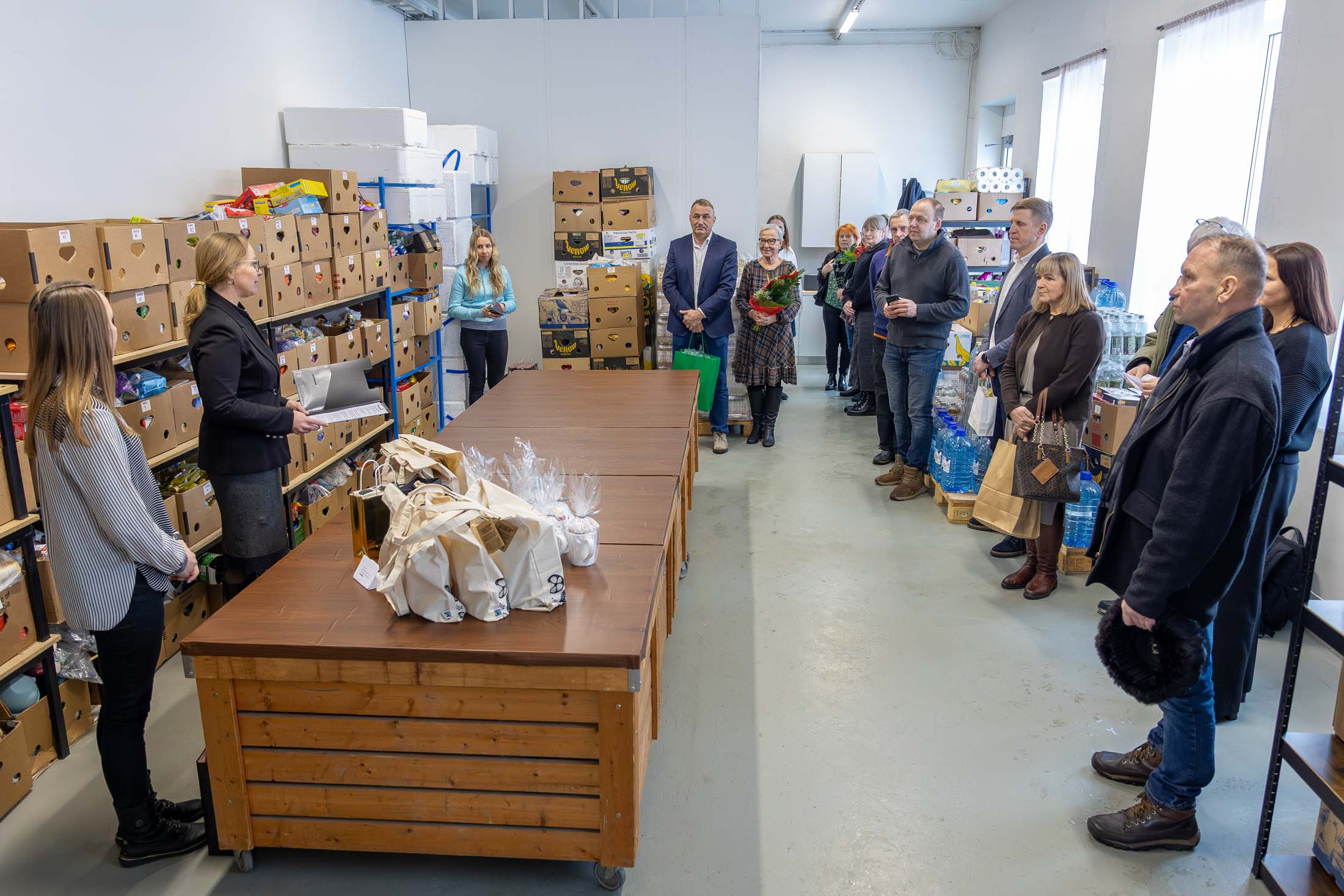 Võrumaa Toidupanga koordinaator Reelika Tiigi (vasakult) ja juhatuse esimees Ele Paju 6. veebruaril külalistele toidupanga käekäiku ning uusi ruume tutvustamas. Võru Toidupank on tegutsenud 12 aastat. Ühe jagatava toidupaki kaal on keskmiselt 16 kilogrammi. FOTOD: Aigar Nagel