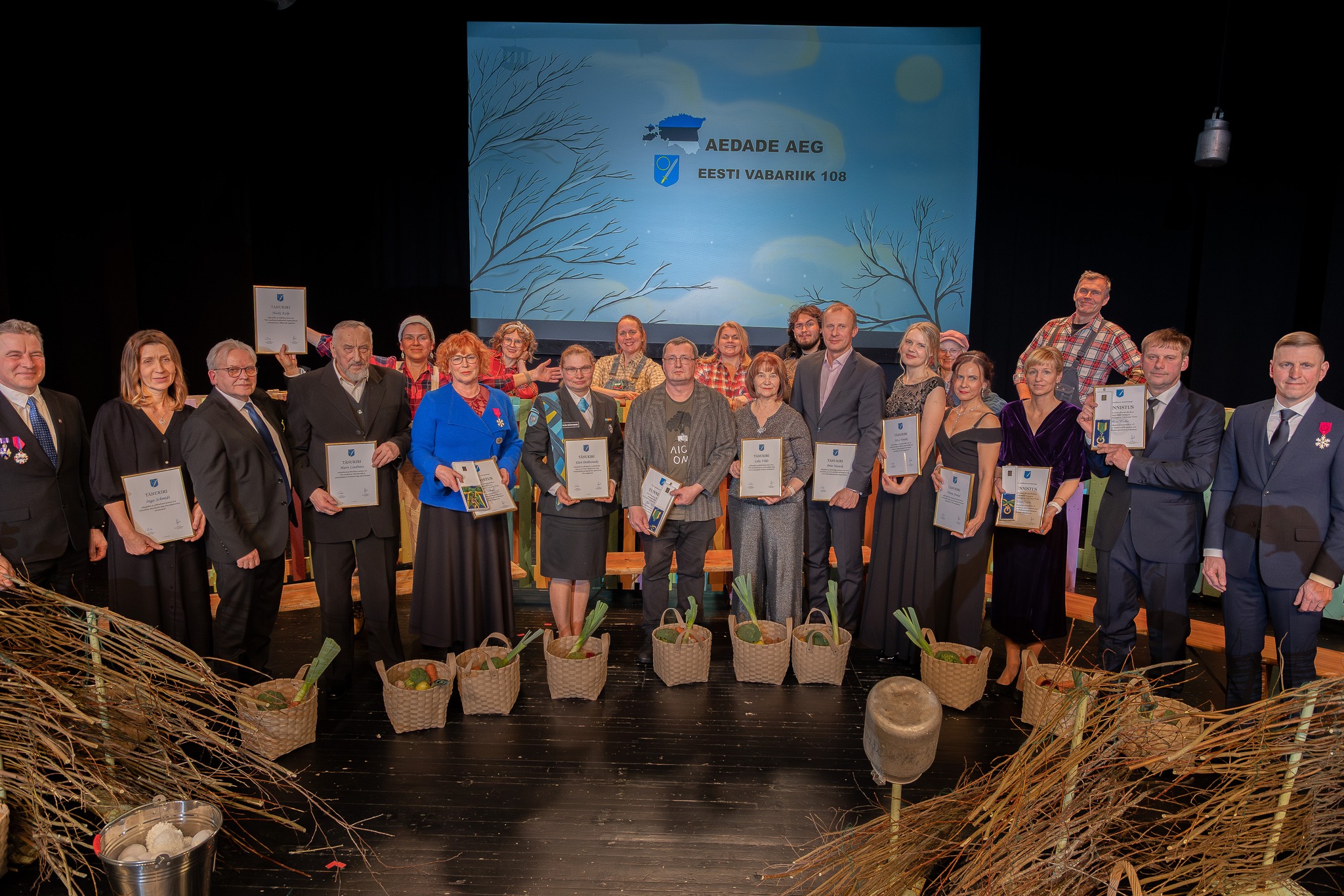 Fotol (all vasakult paremale): Raul Kudre, Inga Schmidt, Heiki Kelp, Harri Lindmets, Maire Udras, Eleri Dräbtsinski, Jan Rahman, Lilia Vildo, Priit Narusk, Alice Venski, Triinu Arund, Aare Eiche, Tiit Toots. FOTO: Aigar Nagel