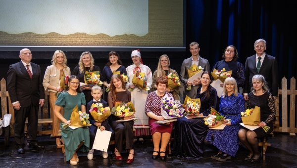 Tänavused laureaadid koos Võru vallavolikogu esimehe Georg Ruuda ja vallavanem Raul Tohviga. Foto:Tiina Männe