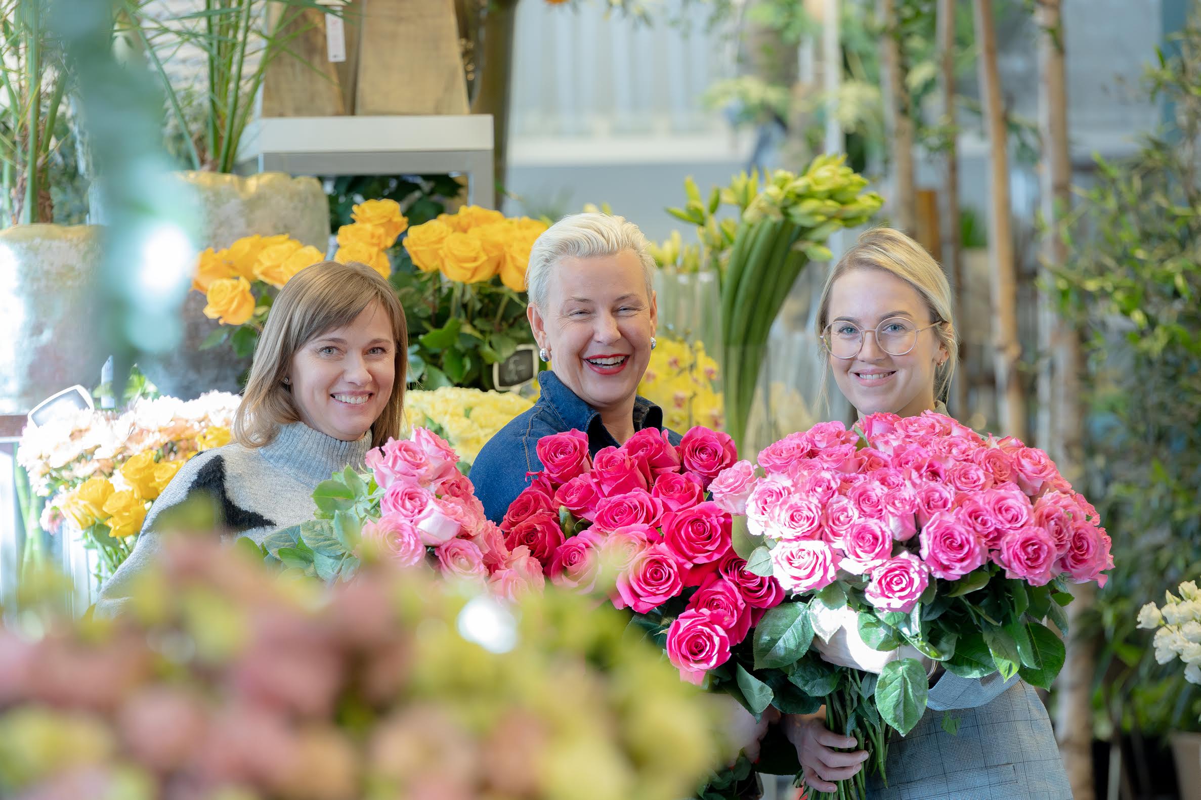 Lillepoodides ei näe enam pikki järjekordi nagu aastaid tagasi, sest supermarketites müüdavate lillehindadega konkureerida pole võimalik. Pildil Leeri Lillesalongi kollektiiv naistepäevasaginas. Vasakult: florist Riina Viitkar, salongi omanik Janika Külaviir ning florist Aigi Sau. Foto: AIGAR NAGEL