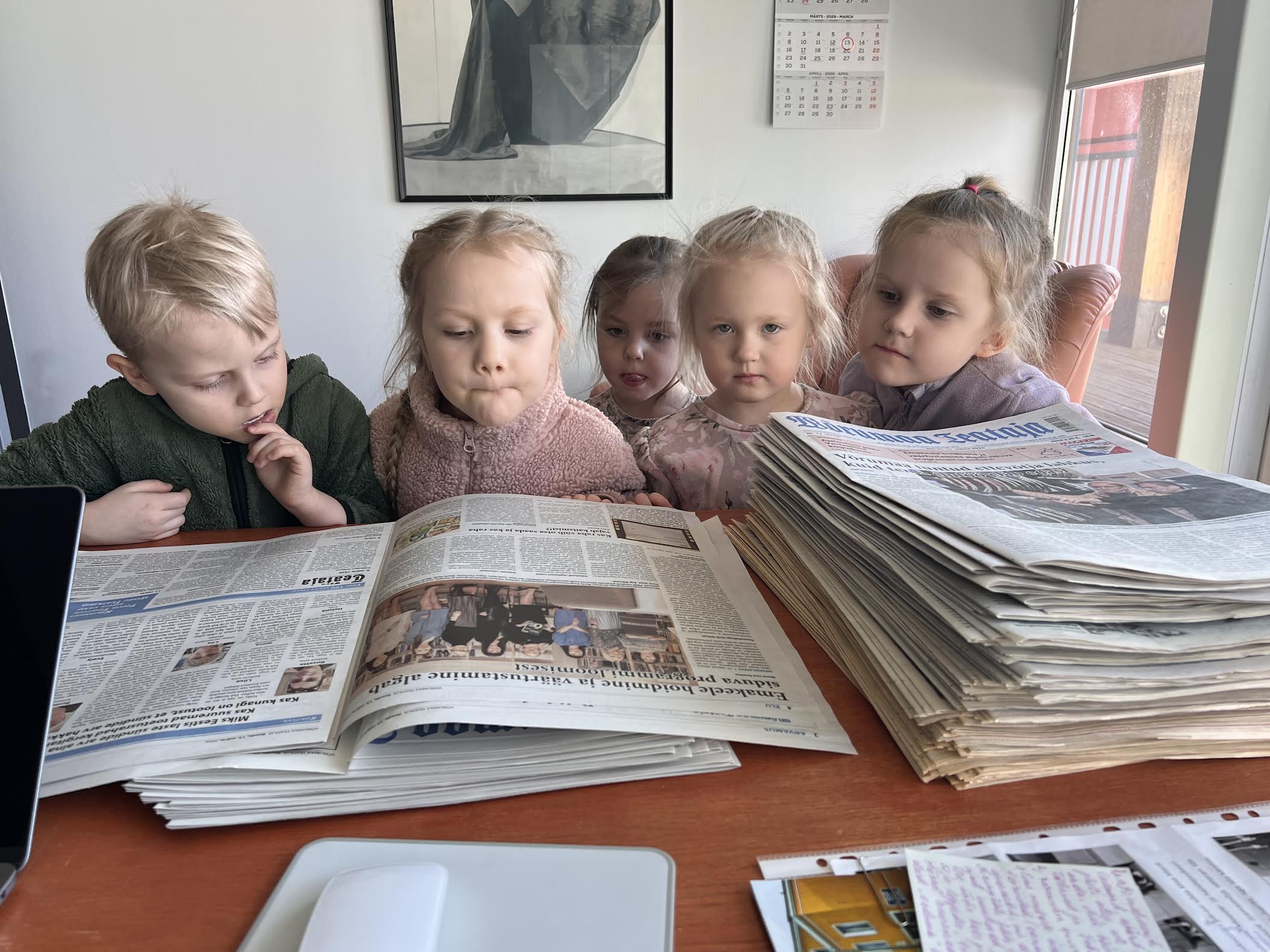 Okaskera rühma lapsed värsket Võrumaa Teatajat sirvimas. Foto: VÕRUMAA TEATAJA