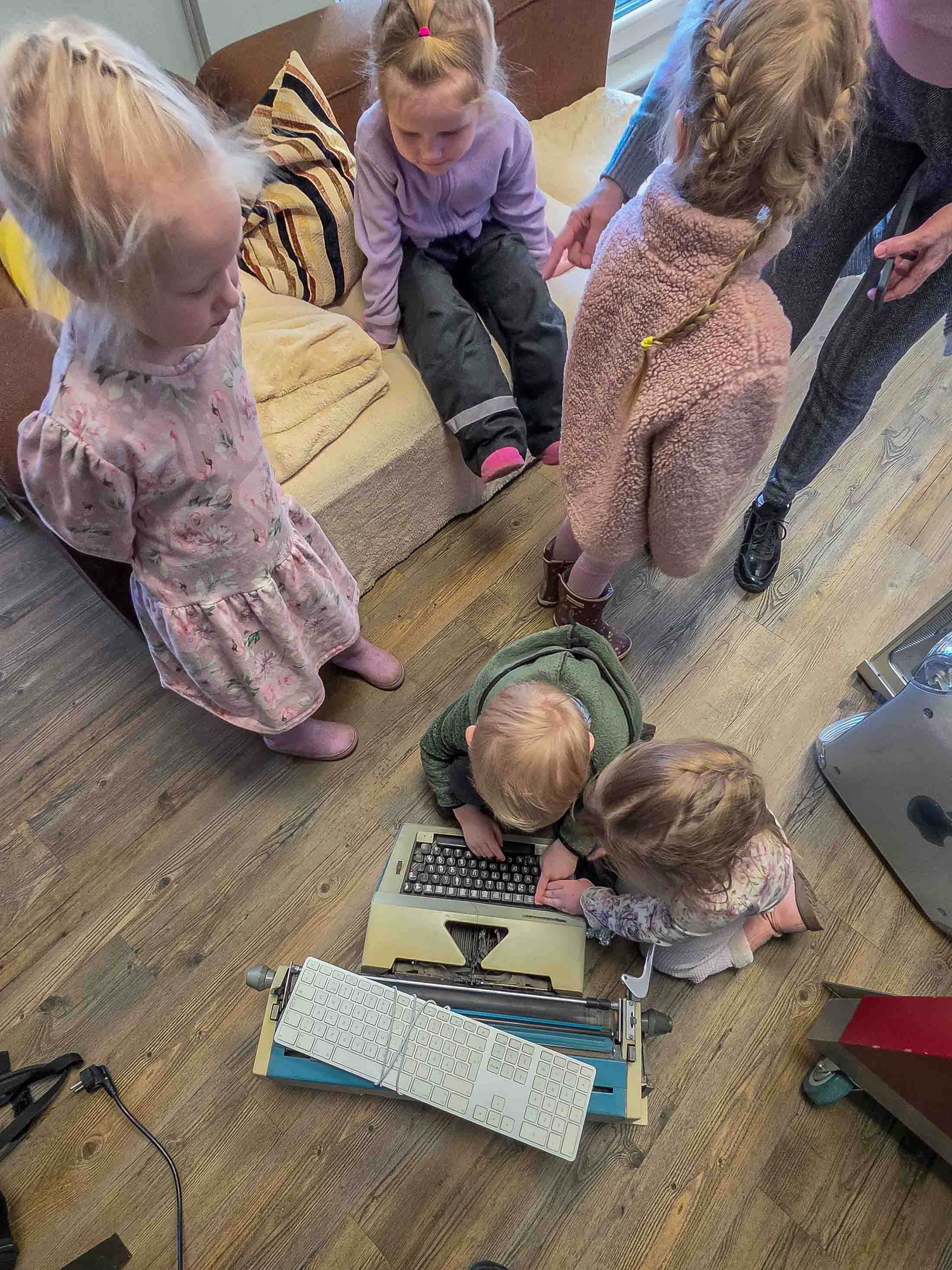 Peale nüüdisaegsete töövahendite tutvustamise sai omal käel järele proovida näiteks trükimasinaga trükkimise ja näha kuuliga hiirt. Foto: AIGAR NAGEL