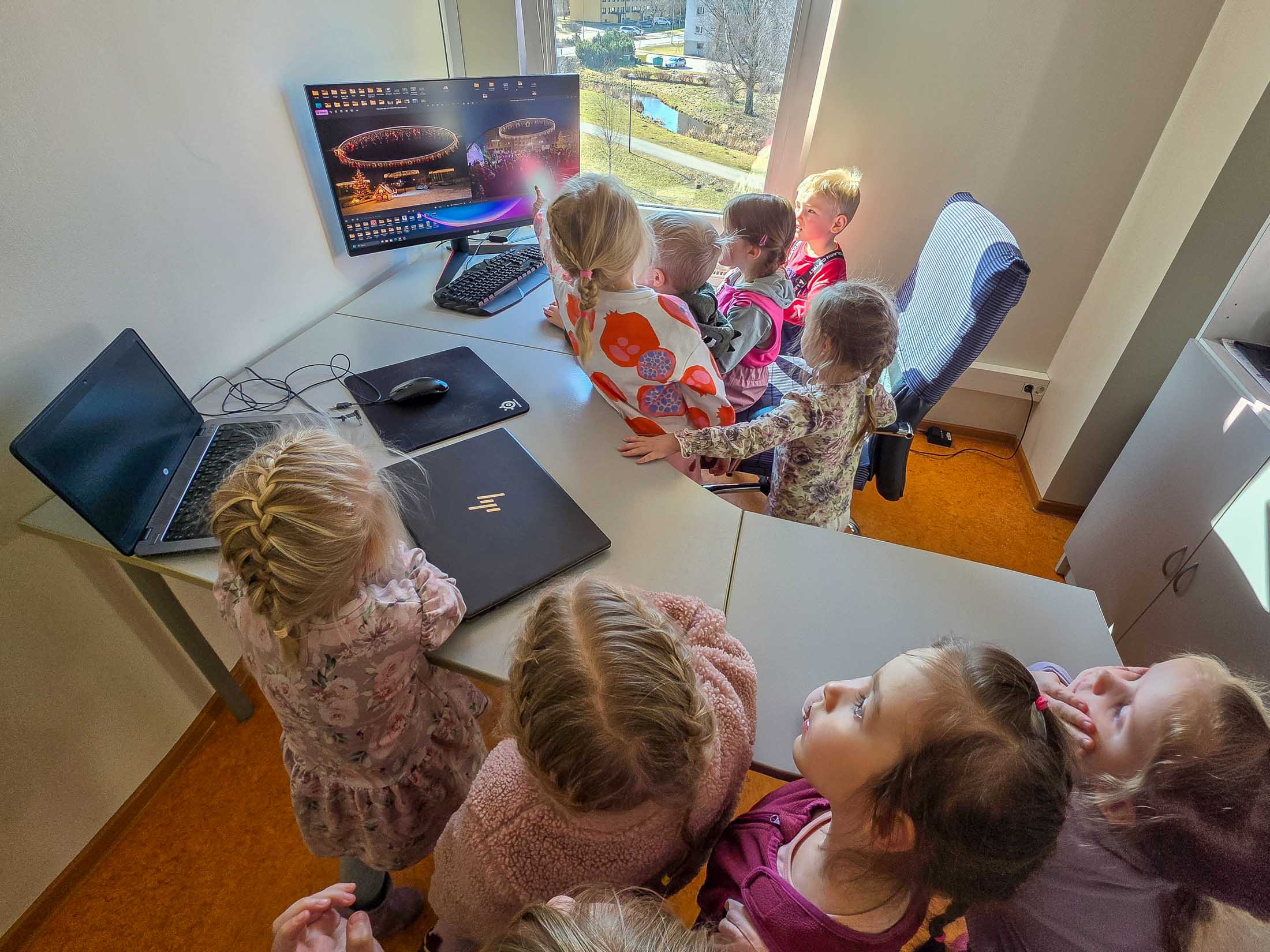 Punamütsikese lasteaia agarad avastajad veebitoimetuse ruumis arvutiekraanilt Võru vaateid vaatlemas. Külaskäigu jooksul nähti oma silmaga ka toimetuses kasutusel olevat fototehnikat ning isegi drooni. Foto: AIGAR NAGEL