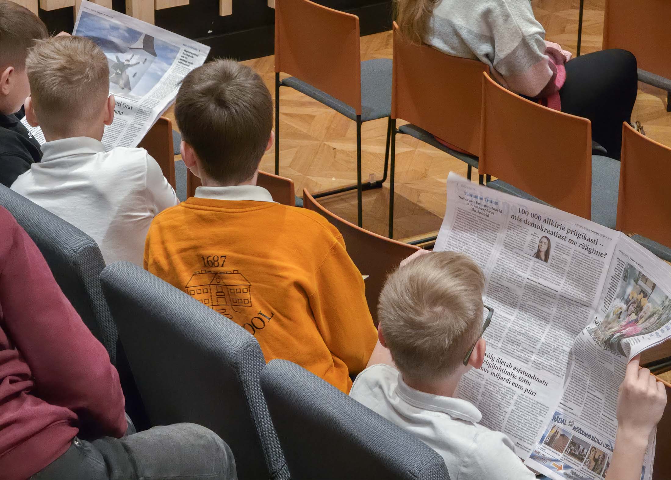 Huviga sirviti Võrumaa Teataja teisipäevast lehenumbrit, kus oli muu hulgas lugu Rõuge põhikooli õpilasest, kes andis välja räppalbumi. FOTOD: Aigar Nagel Huviga sirviti Võrumaa Teataja teisipäevast lehenumbrit, kus oli muu hulgas lugu Rõuge põhikooli õpilasest, kes andis välja räppalbumi. FOTOD: Aigar Nagel
