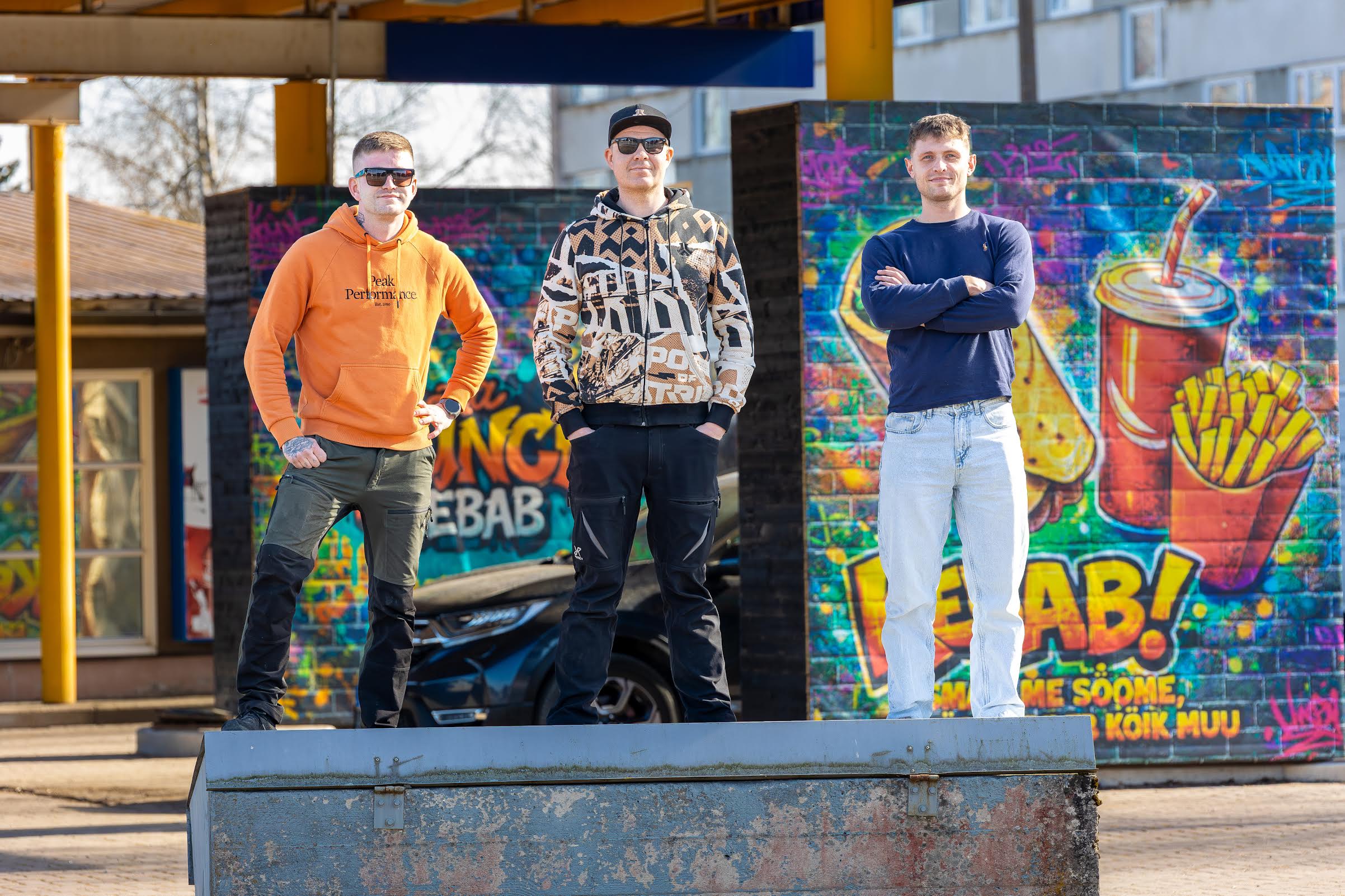 Sõprade kolmik Kristo Koskinen (vasakult), Laurin Mitt, Maigret Plaado nägid võimalust täita väikelinnas tühimikku ning on peagi avamas vanas Favora tanklahoones kebabikohta. Foto: AIGAR NAGEL