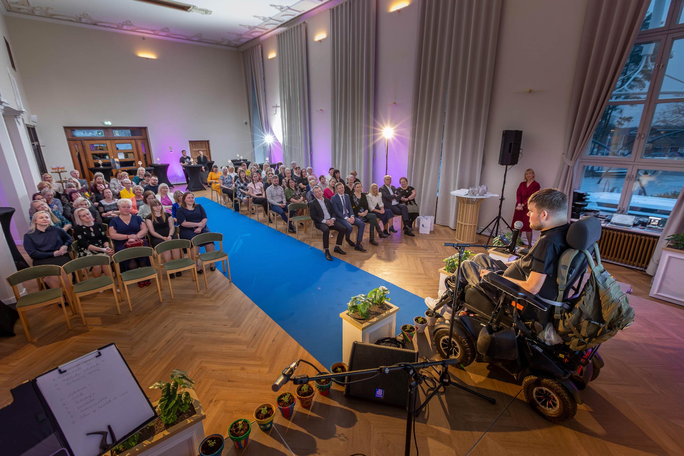 Külalised nautimas stand-up koomiku Janar Petersoni etteastet. Foto: AIGAR NAGEL