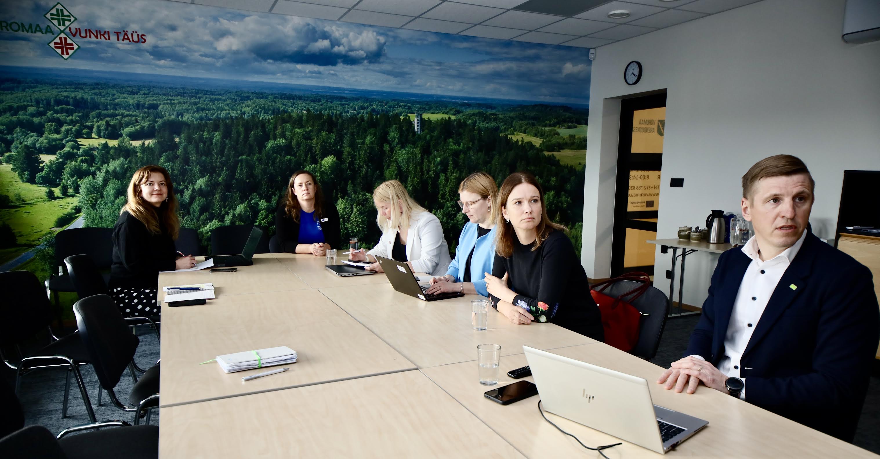 Neljapäeva, 26. märtsi pärastlõunal oli kohtumine Tiit Tootsiga arenduskeskusest ja teemaks ida(kontrolljoon)piir. Pildil vasakult paremale: Liisi Lees, Euroopa Komisjoni regionaal- ja linnapoliitika peadirektoraadi esindaja, Maiki Park, Europe Direct Võrumaa juhataja, Kadri Kull, Euroopa Komisjoni esinduse kommunikatsiooninõunik, Riin Saluveer, Euroopa Komisjoni esinduse majandusnõunik, Ave Schank-Lukas, Euroopa Komisjoni esinduse juht, Tiit Toots, Võrumaa arenduskeskuse tegevjuht. FOTO: Kalev Annom