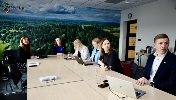 Neljapäeva, 26. märtsi pärastlõunal oli kohtumine Tiit Tootsiga arenduskeskusest ja teemaks ida(kontrolljoon)piir. Pildil vasakult paremale: Liisi Lees, Euroopa Komisjoni regionaal- ja linnapoliitika peadirektoraadi esindaja, Maiki Park, Europe Direct Võrumaa juhataja, Kadri Kull, Euroopa Komisjoni esinduse kommunikatsiooninõunik, Riin Saluveer, Euroopa Komisjoni esinduse majandusnõunik, Ave Schank-Lukas, Euroopa Komisjoni esinduse juht, Tiit Toots, Võrumaa arenduskeskuse tegevjuht. FOTO: Kalev Annom