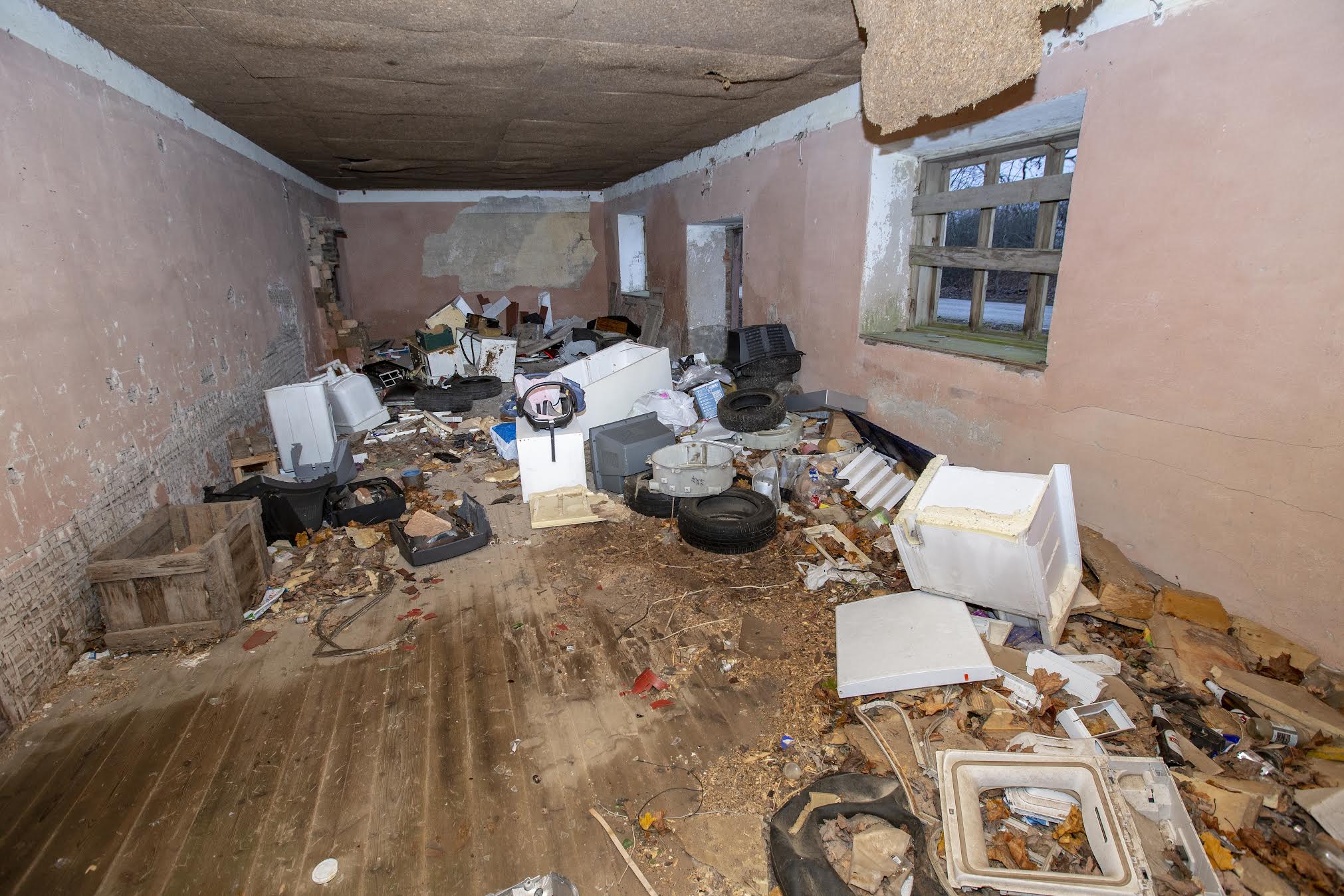 Omanikuta segaolmejäätmete või ehitusprahi koristamise ja utiliseerimise kulu on vallale kuni 100 eurot aastas. Kasutuskõlbliku mööbli saab jäätmejaamas tasuta ära anda. Kasutuskõlbmatu või lahtivõetud kõva mööbli üleandmise eest tuleb elanikul maksta kümme senti ja mitteelanikul 20 senti kilogrammi eest. Foto: AIGAR NAGEL