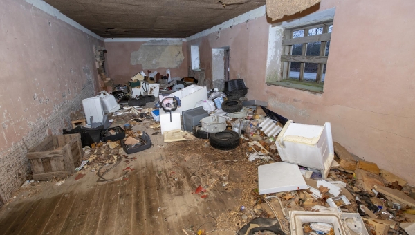 Omanikuta segaolmejäätmete või ehitusprahi koristamise ja utiliseerimise kulu on vallale kuni 100 eurot aastas. Kasutuskõlbliku mööbli saab jäätmejaamas tasuta ära anda. Kasutuskõlbmatu või lahtivõetud kõva mööbli üleandmise eest tuleb elanikul maksta kümme senti ja mitteelanikul 20 senti kilogrammi eest. Foto: AIGAR NAGEL