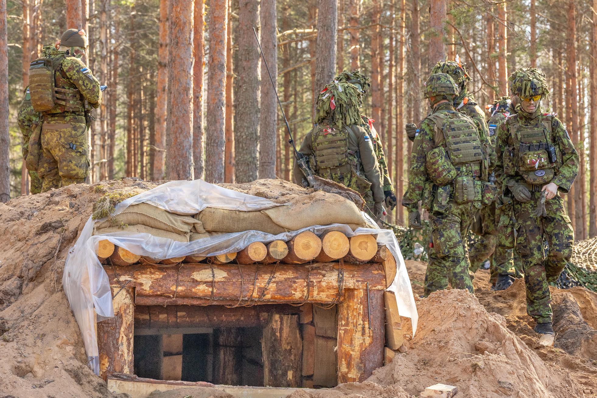 Kui esimene õppuse pool oli suunatud välikindlustamisele, siis teises pooles harjutati lahingute pidamist. Fotol Nursi-Reedo harjutusväljakul asuva kaeviku üks punkritest. FOTOD: Aigar Nagel