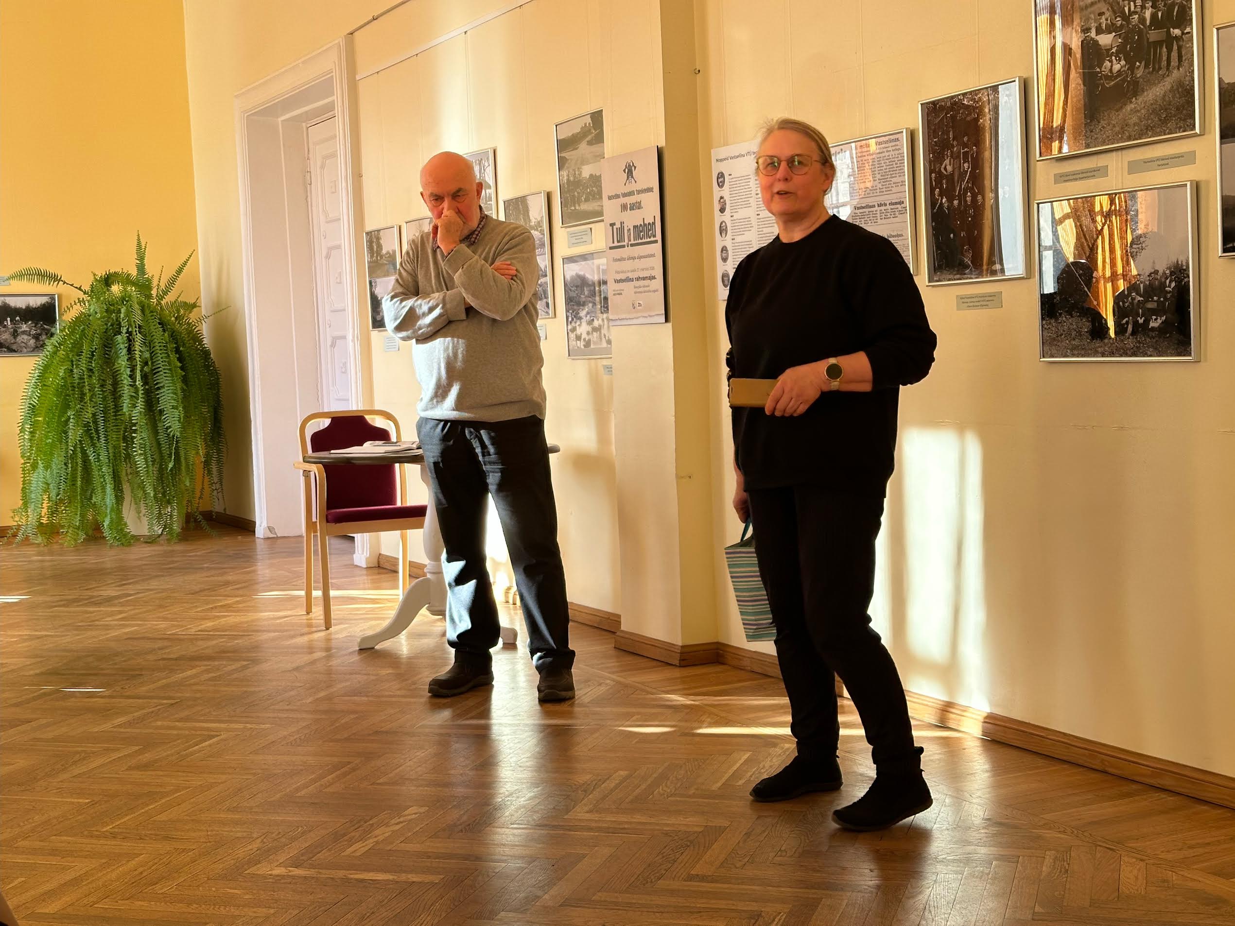 Hetk näituse avamiselt. Pildil Ago Ruus ja Vastseliina rahvamaja juhataja Anneli Lõhmus. FOTOD: Kalev Annom