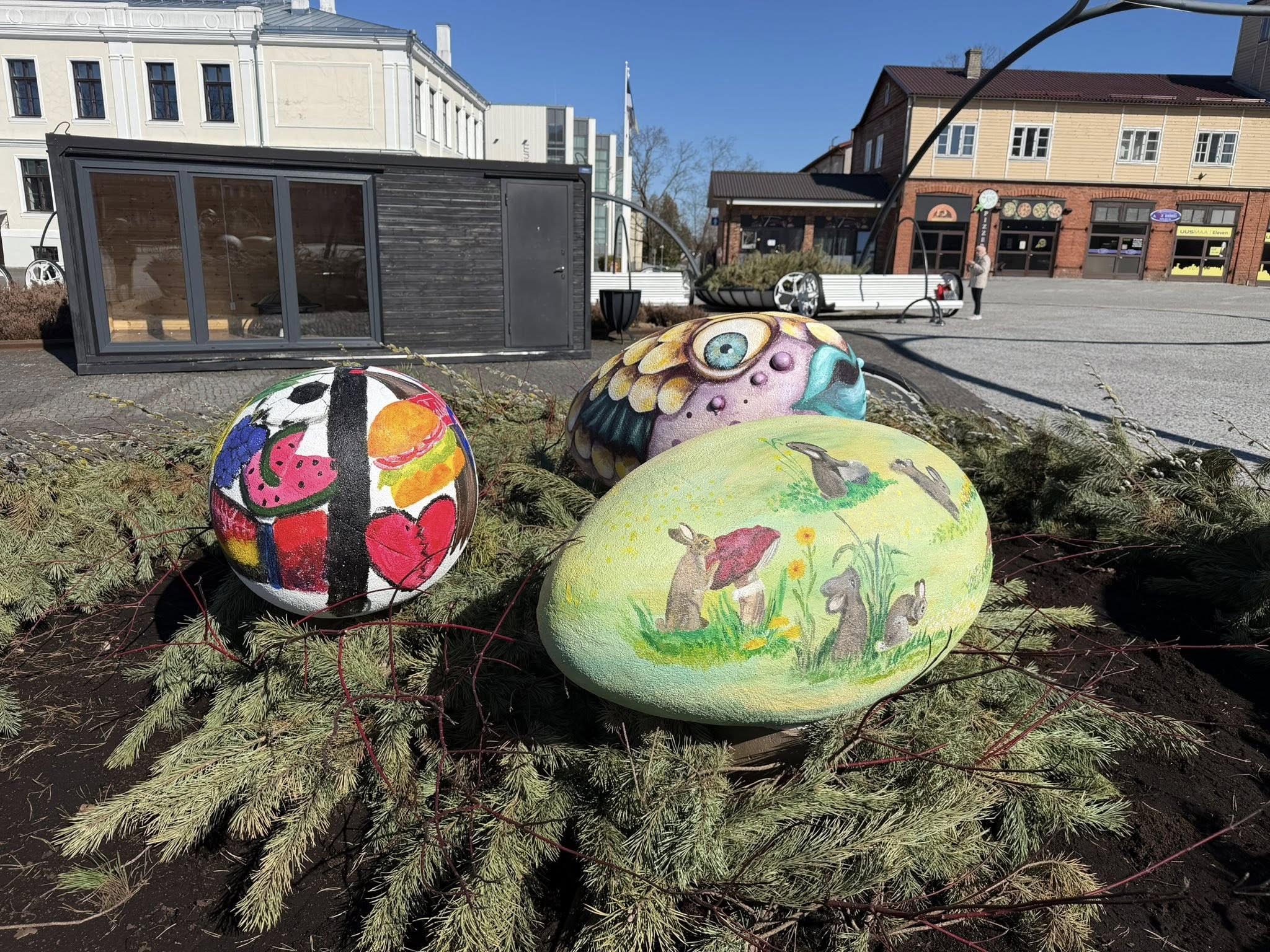 Neljast kolm uut kunstimuna keskväljakul asuvas pesas. Foto: VÕRU LINNAVALITSUS