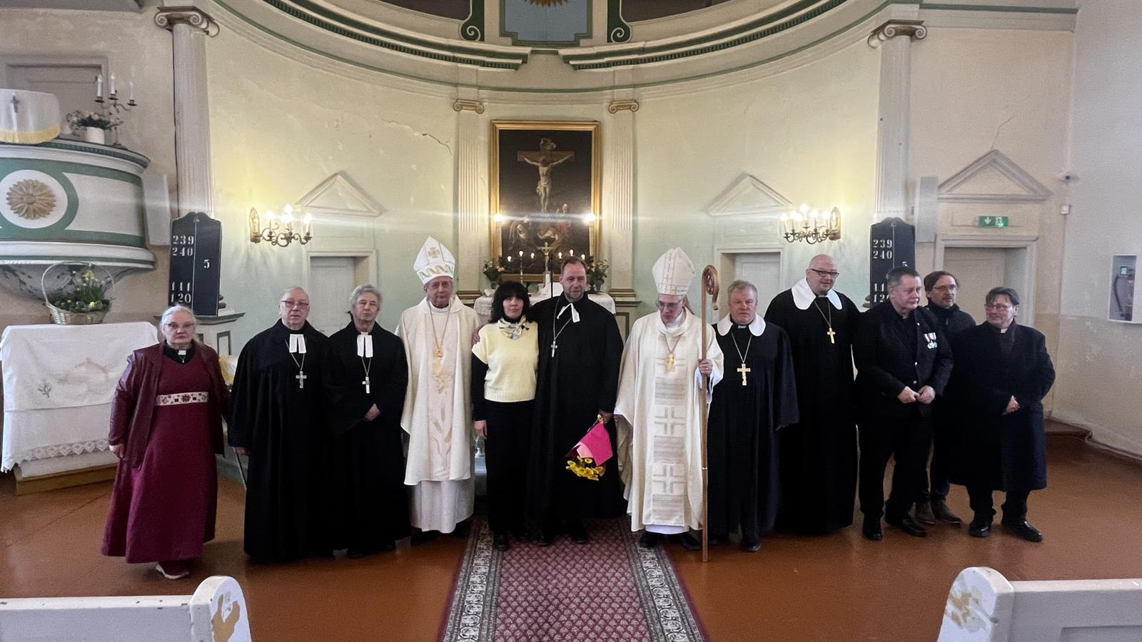 Vasakult: vaimulikud Margit Lail, Toivo Hollo, Andres Mäevere, Joel Luhamets, abikaasa Kaidi Alberi, vaimulikud Rene Alberi, Marko Tiitus, Üllar Salumets, Tanel Ots, Vesa Tuominen, Argo Olesk, Jaak Pärnamets.