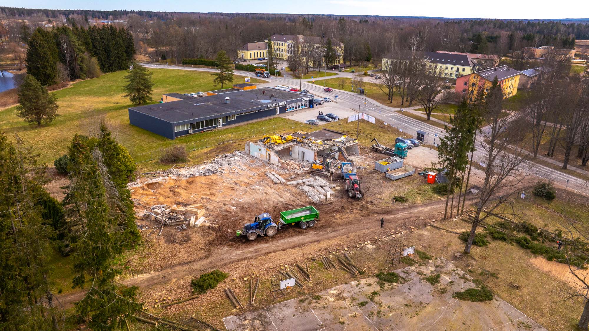 Möödunud nädala viimastel päevadel olid Väimelas endise Miidu motelli lammutustööd täies hoos. Ehitusega alustamist plaanitakse juba uue kuu alguses. Foto: AIGAR NAGEL