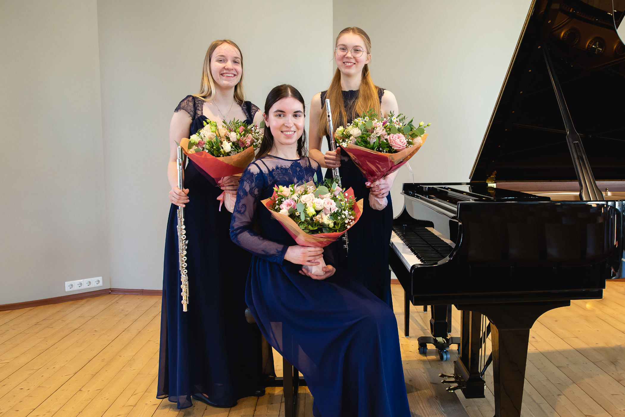 Kontserdisari „Uued kõlad, vanad teed” tõi kokku kolm andekat muusikut kolmest kodulinnast. Pildil (vasakult paremale) Margarita Meister (flööt – Nõmme muusikakool), Anna Loginova (klaver – Jõelähtme muusika- ja kunstikool), Heleene Anton (flööt – Võru muusikakool). Foto: TÕNIS ANTON