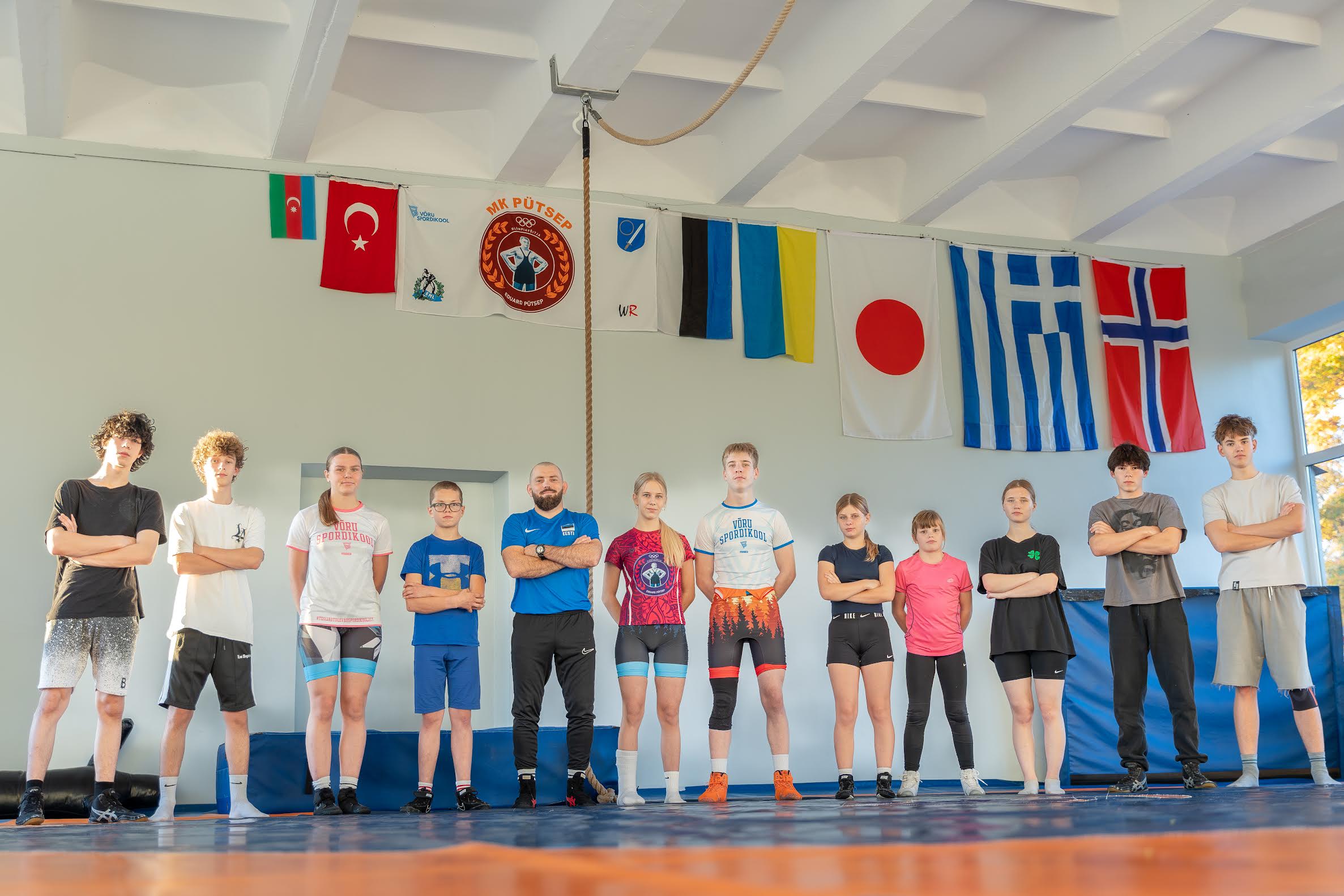 Võru maadlusklubi noored maadlejad on toonud Ukrainast pärit treener Igor Galati käe all lühikese aja jooksul hulganisti häid tulemusi nii maakonniti, riigiti kui ka välismaalt. Aja jooksul on sügisel tehtud pildil olev meeskond mõnevõrra muutunud ning treeningridadesse on lisandunud ka uusi tegijaid. Pildil Artem Sobina (vasakult), Denis Lynnyk, Sara Väljan, Keven Pent, treener Igor Galat, Helena Pihlapuu, Henri Pihlapuu, Margarita Khainovska, Helena Saks, Anstsia Goman, Amir Muhteremov, Zahar Kvitchuk. Treener Igor Galat toonitab, et treenitavate vahetus mõne aja tagant on paratamatu, sest maadlus vajab distsipliini ja vastupidavust. Foto: AIGAR NAGEL