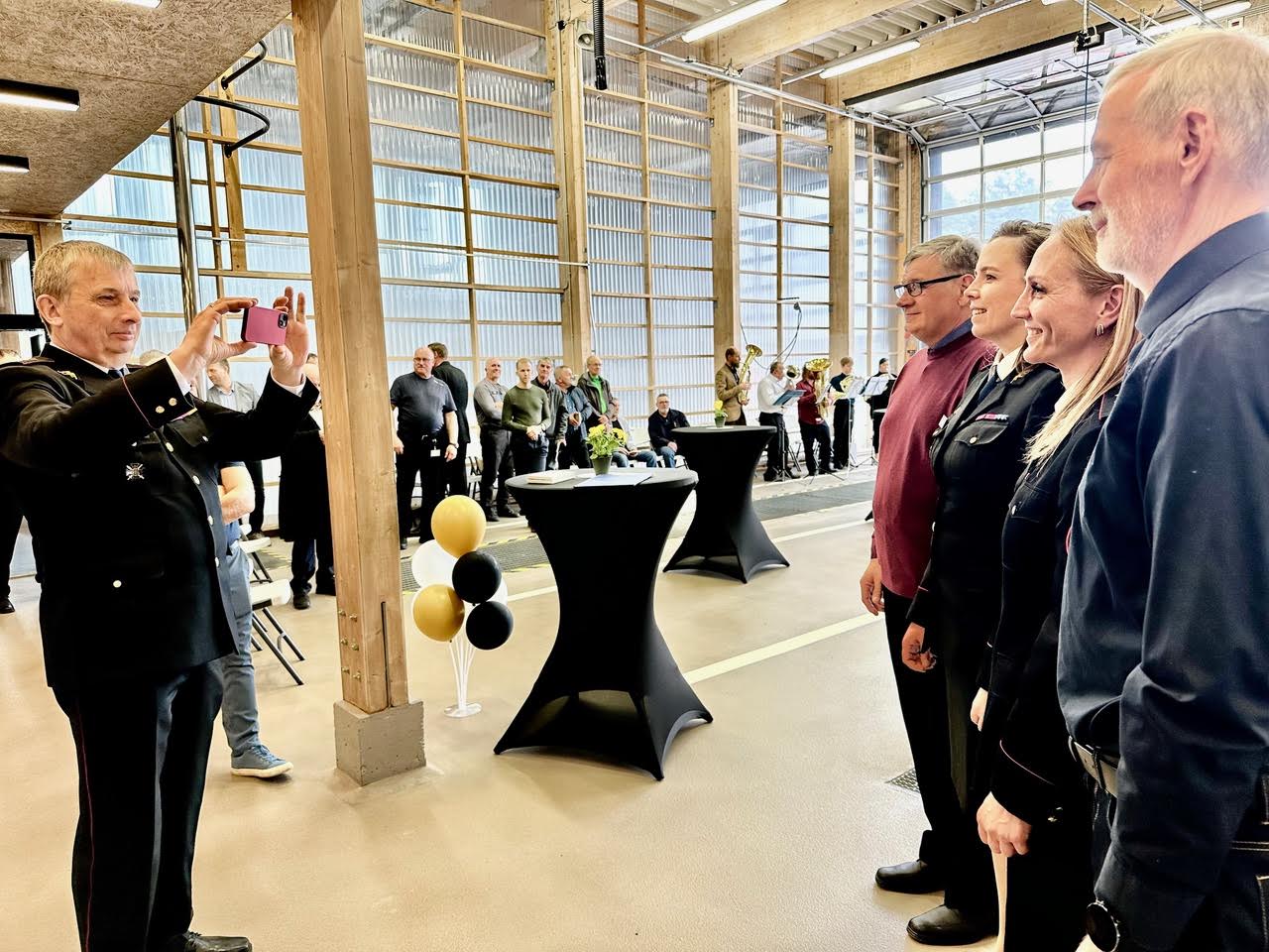 Üle 30 aasta päästeteenistuses töötanud ja presidendilt teenetemärgi saanud Võru-Põlvamaa päästepiirkonna juht Kaino Zilmer pildistamas. Tema ees on endine Vastseliina komandopealik Kaupo Narusk (vasakult); Tagne Tähe, Lôuna päästekeskuse juht; Mari Plaado, Vastseliina praegune komandopealik ja Aivar Lai, Vastseliina endine komandopealik. FOTO: Kalev Annom