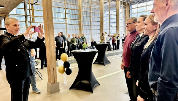 Üle 30 aasta päästeteenistuses töötanud ja presidendilt teenetemärgi saanud Võru-Põlvamaa päästepiirkonna juht Kaino Zilmer pildistamas. Tema ees on endine Vastseliina komandopealik Kaupo Narusk (vasakult); Tagne Tähe, Lôuna päästekeskuse juht; Mari Plaado, Vastseliina praegune komandopealik ja Aivar Lai, Vastseliina endine komandopealik. FOTO: Kalev Annom