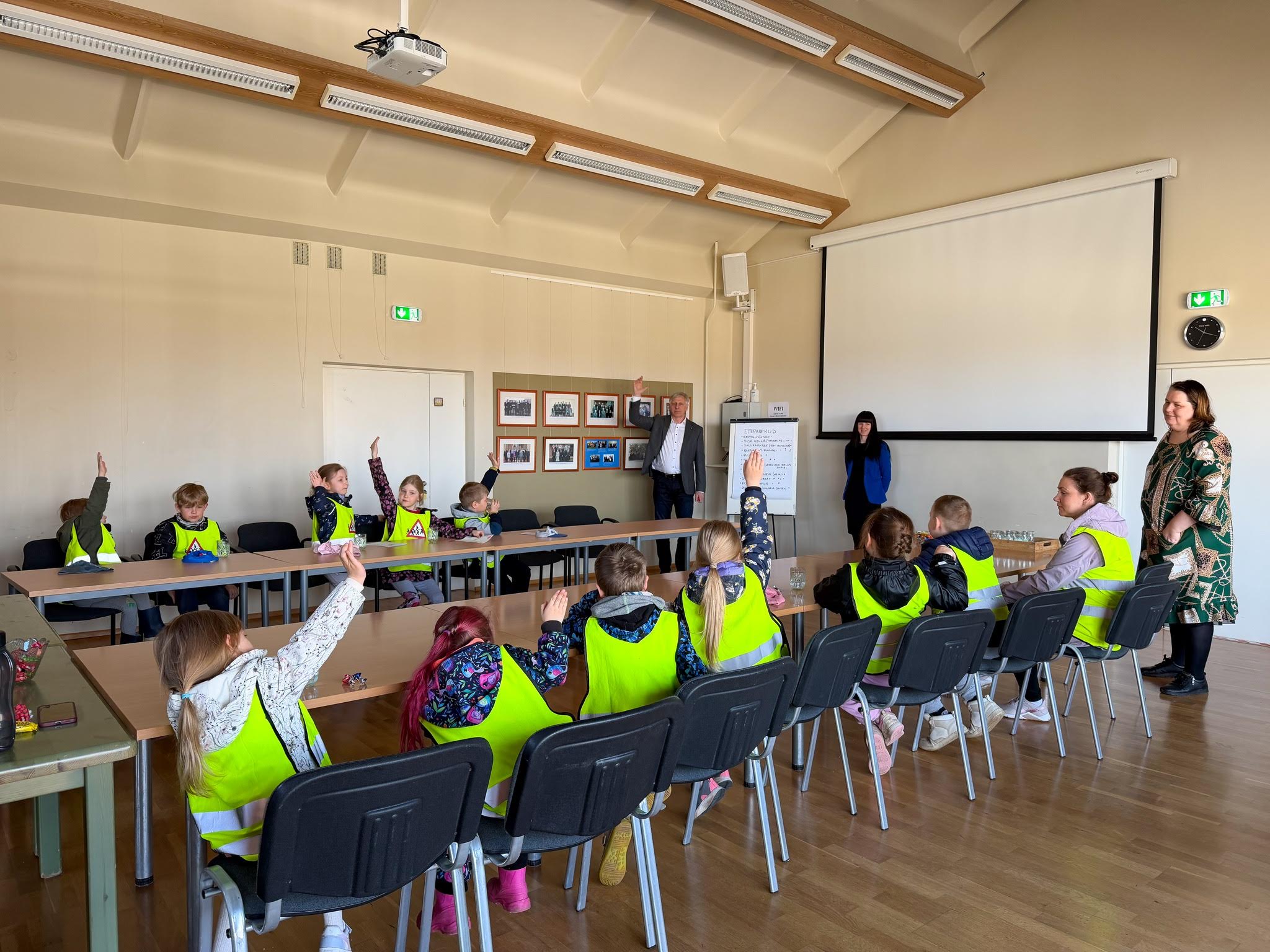 Naksikute rühma lapsed vallamaja saalis aktiivselt koostööd tegemas. Foto: VÕRU VALLAVALITSUS