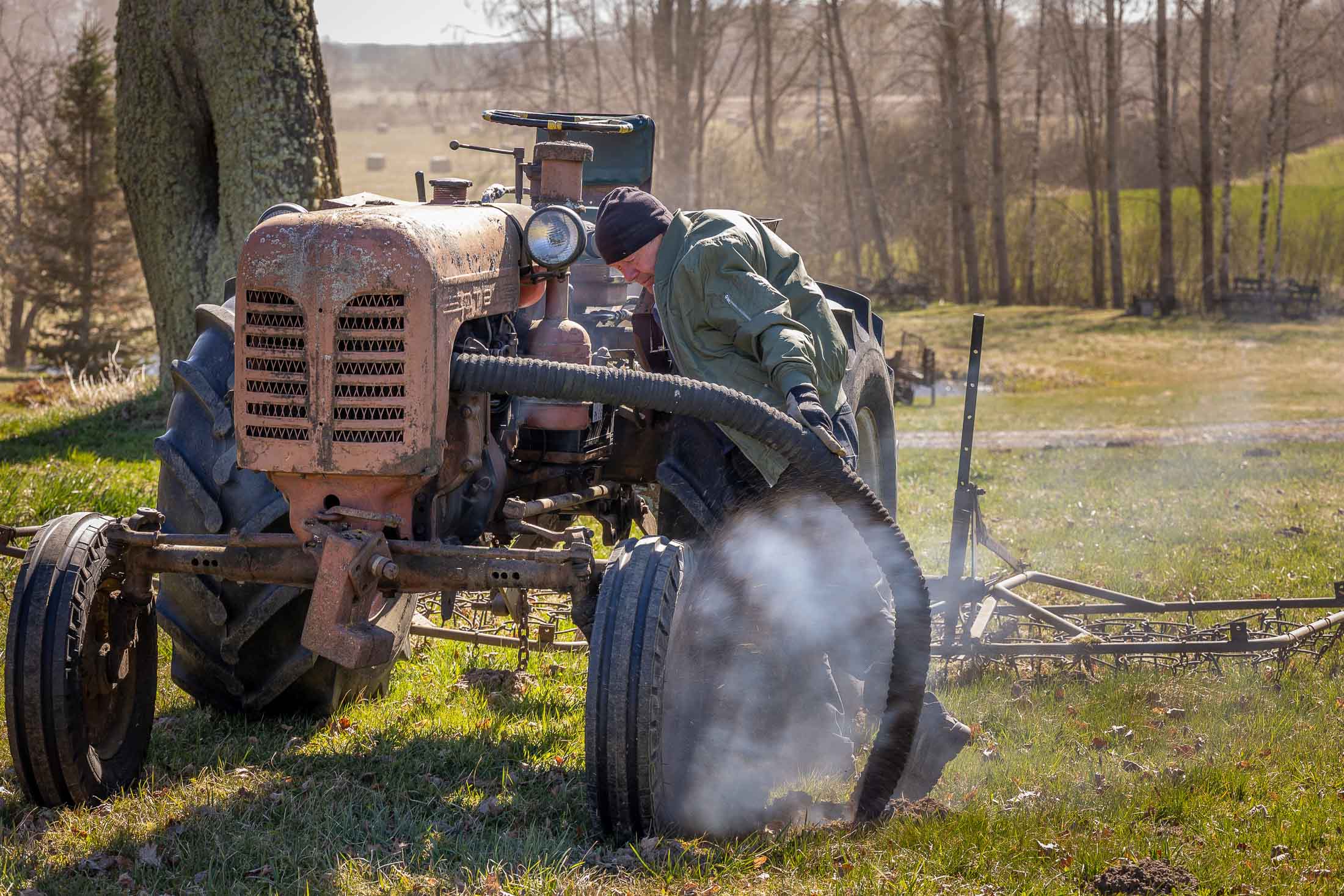 Võru valla Kundoja talu peremees Ilmar Saar seadis aprilli lõpus oma eakale traktorile külge võrkäkke. Selle abil on ta varemgi silunud talvega üleskerkinud mullamutikuhilaid. Foto AIGAR NAGEL