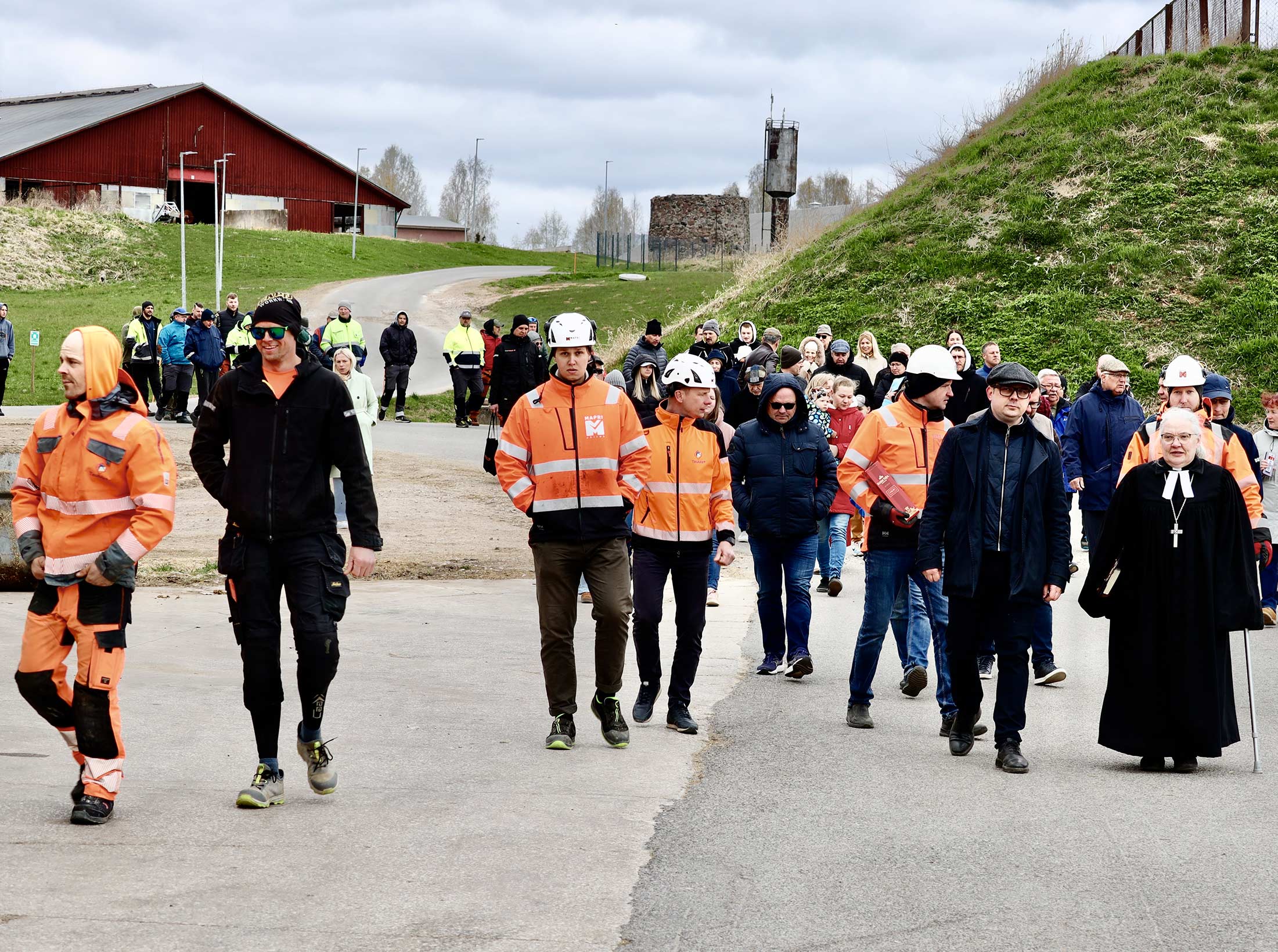 Nurgakivipaneku tunnistajad on äsja alla toonud sarikapärja noorkarja laudalt. Fotod: KALEV ANNOM, PEKKO PROJEKT