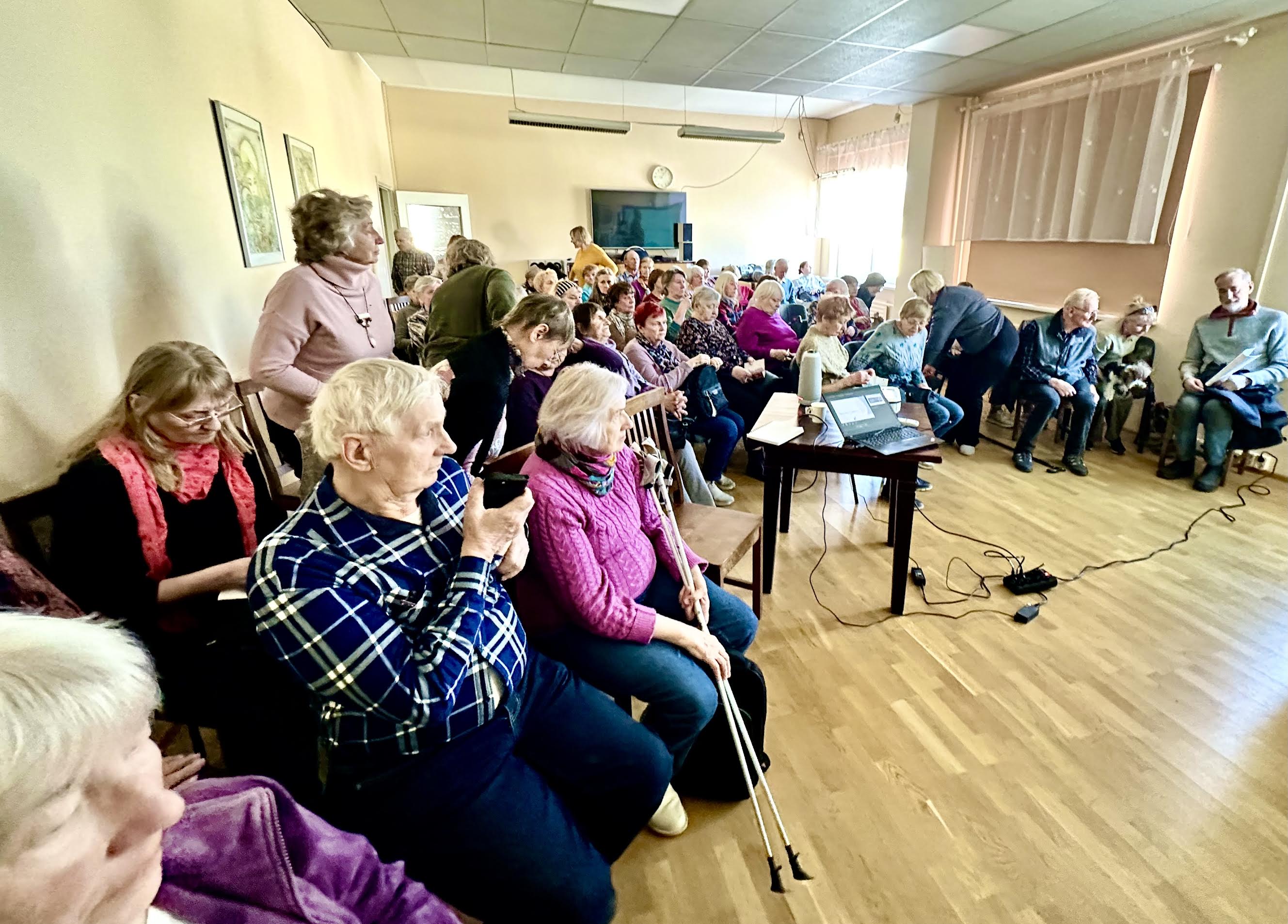 Teabepäeva teemad kutsusid kokku üle poolesaja eaka. Nii palju inimesi ei ole siin saalis veel olnud, ütles kohal olnud Väino Marjak. Ilmekalt esinenud Hille Raud näitas kingituseks saadud nii-öelda plekist rahataskut, kus ta hoiab pangakaarte ja ID-kaarti. Sellisest kohast ei saa kaardiinfot maha kopeerida. Fotod: KALEV ANNOM