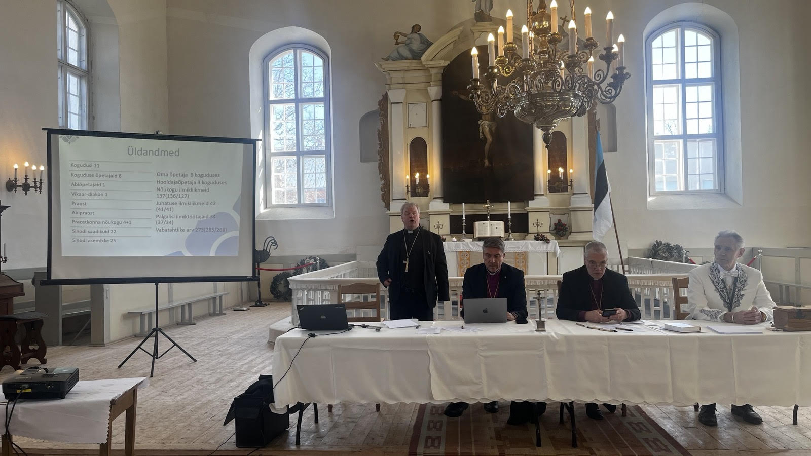 Sinodi juhataja praost Üllar Salumets, peapiiskop Urmas Viilma, piiskop Marko Tiitus, sinodi abijuhataja, Rõuge koguduse kirikuvanem Raivo Pindmaa.