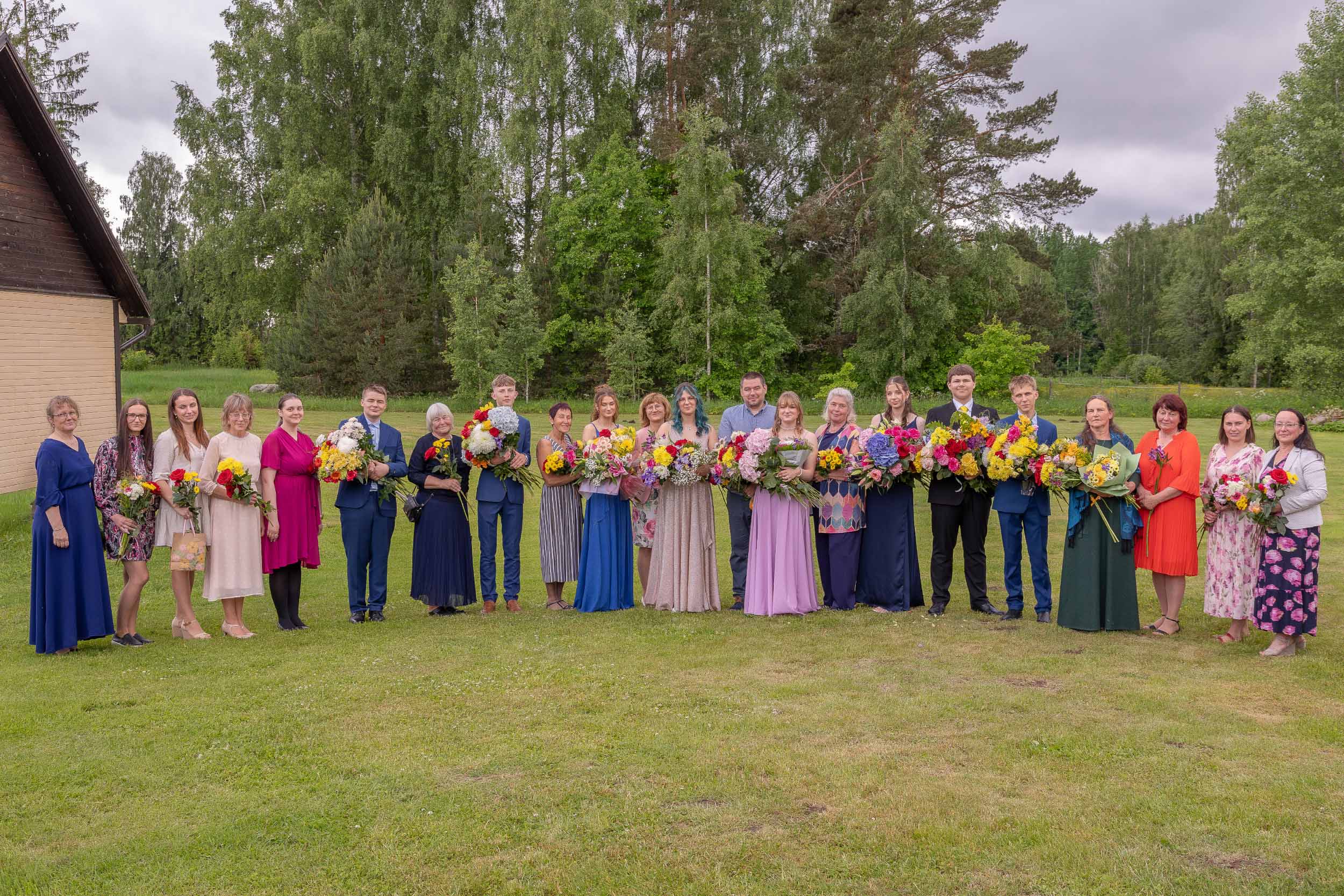 Rõuge põhikooli Mõniste õppekoha lõpetajad koos kooliperega pärast 6. juunil toimunud aktust. Vasakult kuues Raven Ryan Arhipov ning paremalt viies Imre Puusalu. Foto: AIGAR NAGEL