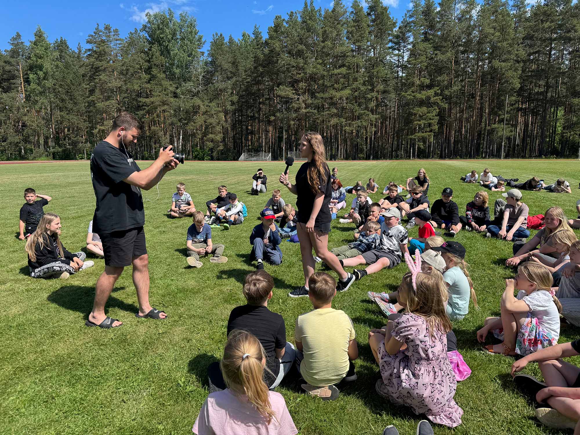 Kohalik videograaf Henriko Heil ja Värska noor Ketriin Tuik salvestavad koos Värska õppekoha õpilastega võistluseks videot. Foto: TRIINU KOTOV
