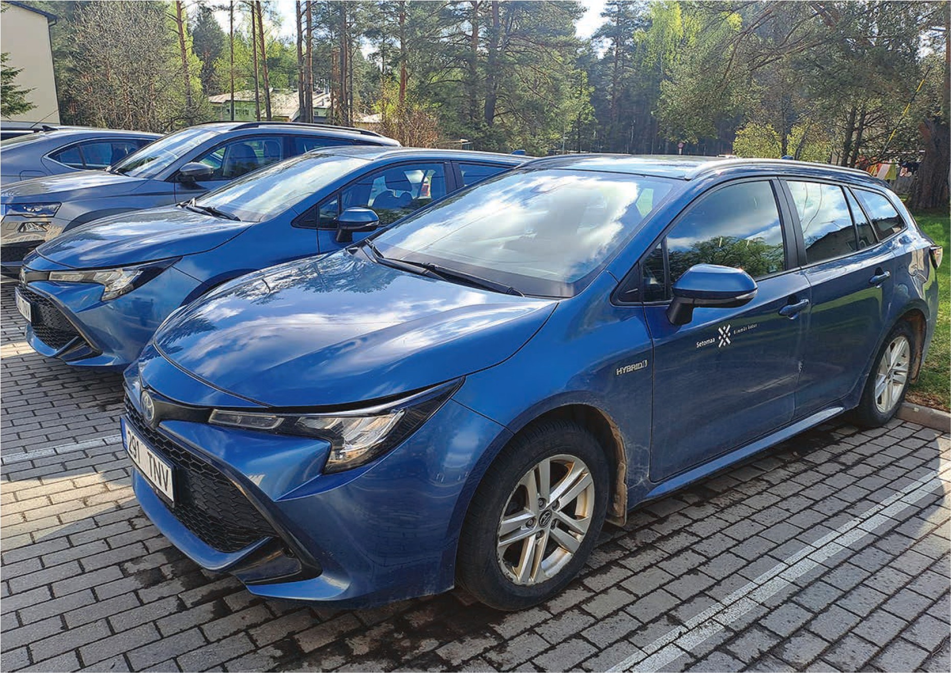 Fotol Setomaa vallavalitsuse majandus- ja arendusosakonna kaks sinist Toyota Corollat. Foto: SETOMAA VALLAVALITSUS